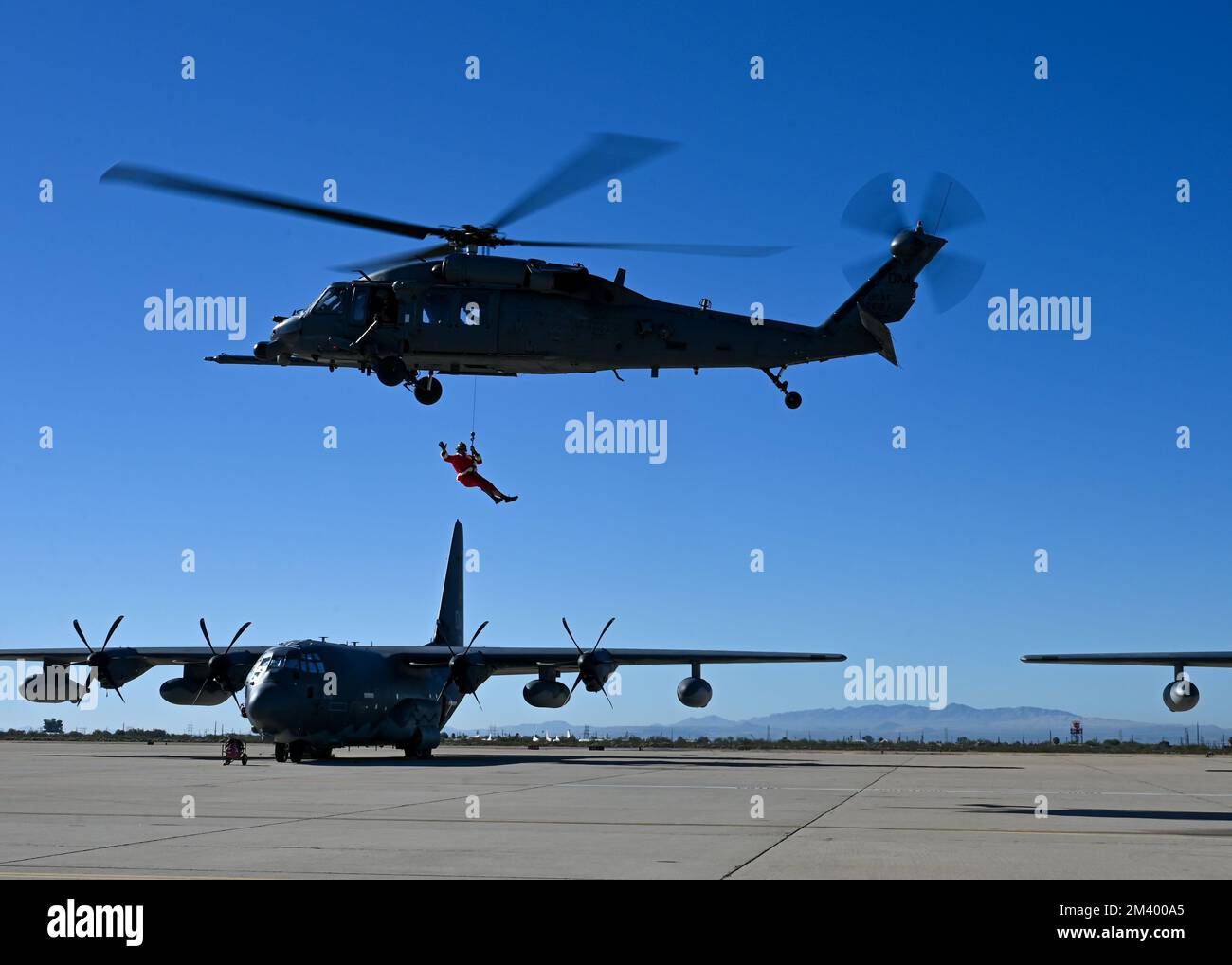 Babbo Natale si è rapato da un falco HH-60G durante la festa per i bambini del RQG del 563rd alla base aerea di Davis-Monthan, Ariz., 10 dicembre 2022. La festa ha avuto una varietà di attività a tema vacanza tra cui una stazione di cioccolata calda, pittura ornamento e una visita con Babbo Natale. (STATI UNITI Air Force foto di Airman 1st Class Paige Weldon) Foto Stock
