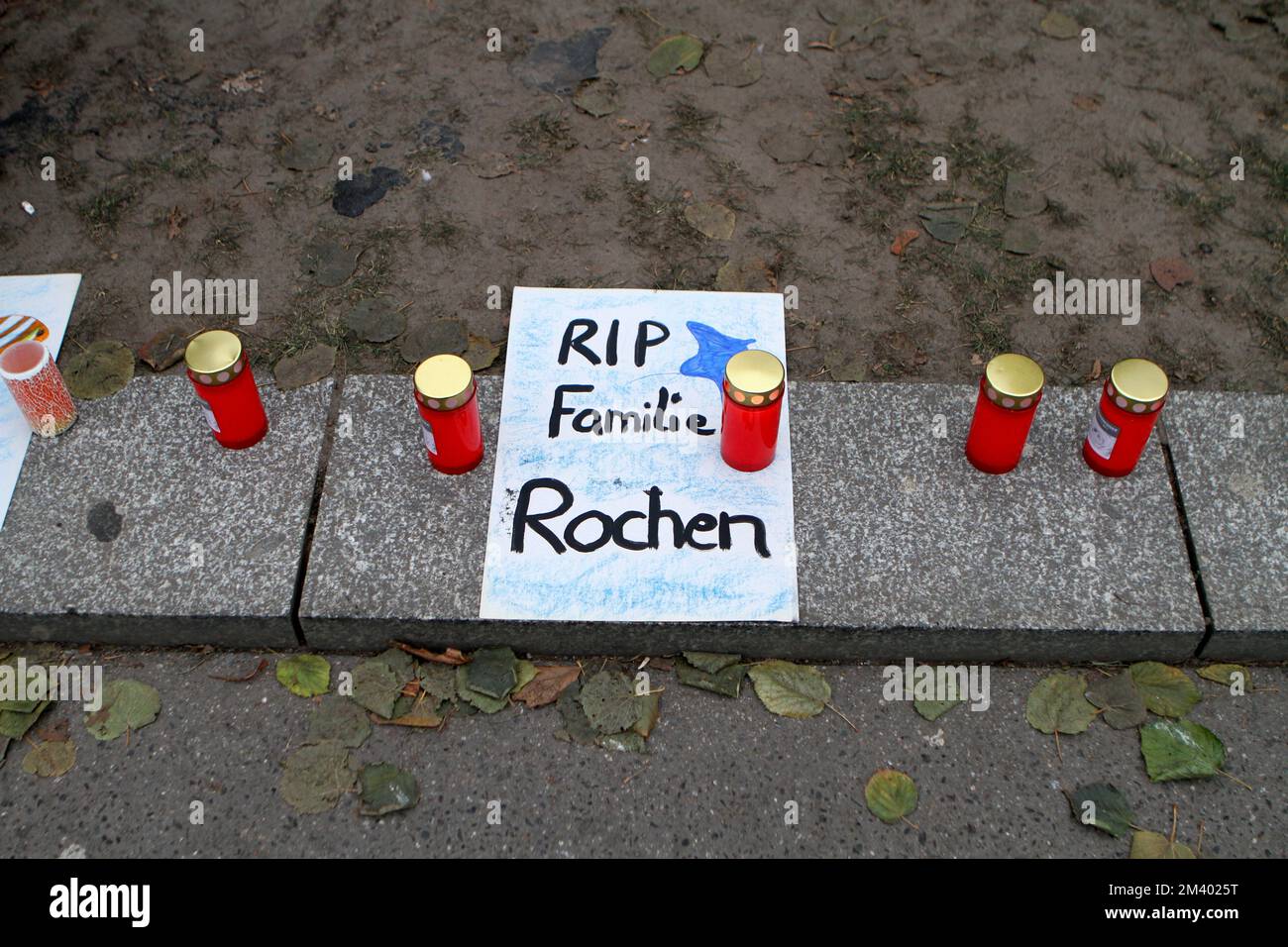 Berlino, Germania. 17th Dec, 2022. Berlin-Mitte: Segnali di protesta e candele dopo la tragedia dell'Aquadom all'Hotel Berlin su Karl-Liebknecht-Strasse. (Foto di Simone Kuhlmey/Pacific Press) Credit: Pacific Press Media Production Corp./Alamy Live News Foto Stock