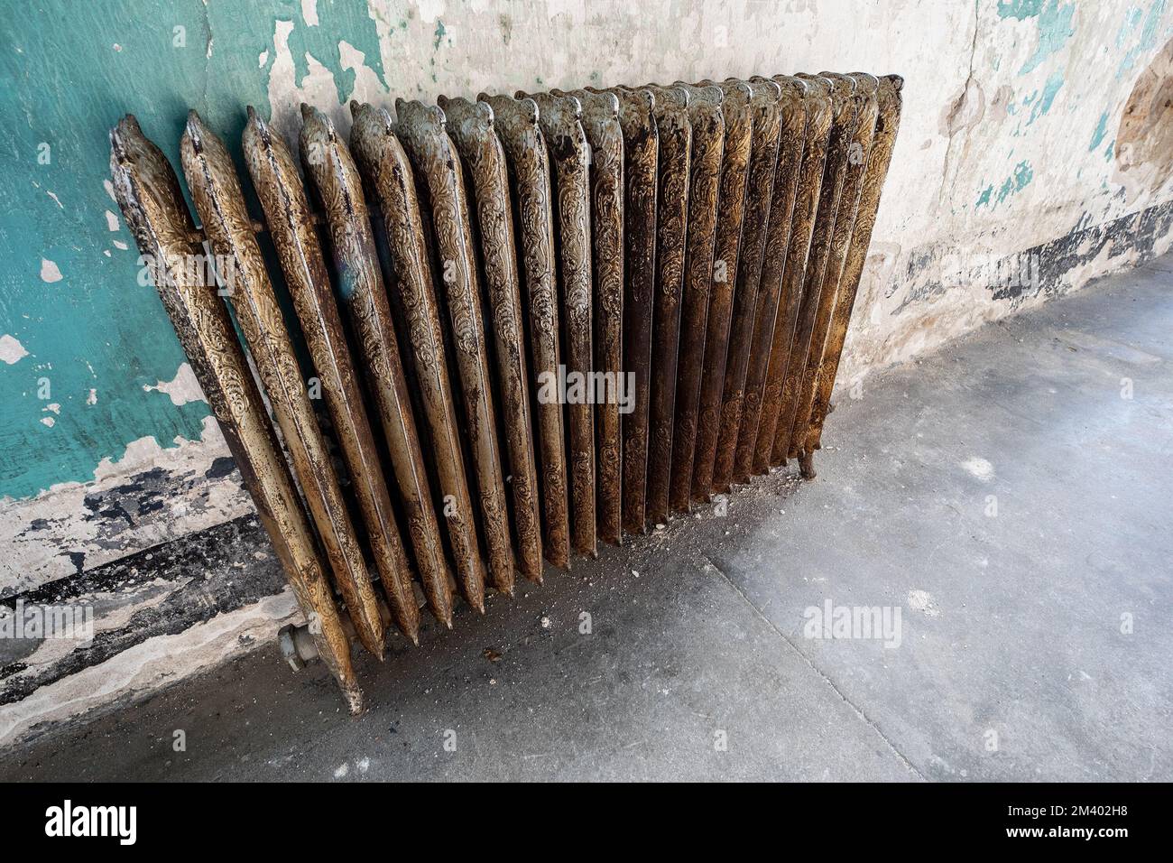 vecchio riscaldatore del radiatore in uso in un edificio Foto Stock