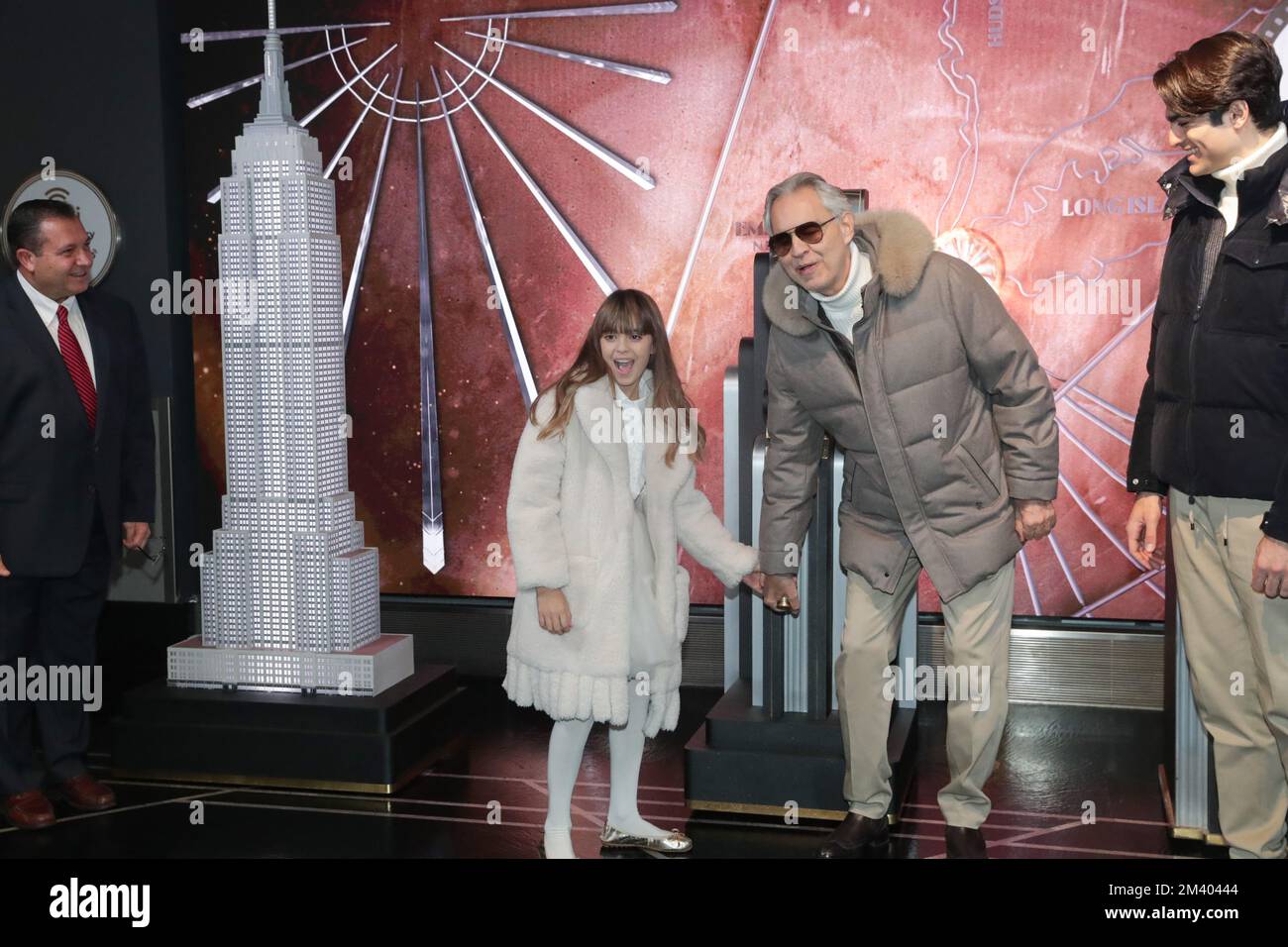 New York, NY, Stati Uniti. 12th Dec, 2022. Empire state Building, New York, USA, 12 dicembre 2022 - Andrea Bocelli, con la moglie Veronica Berti Bocelli e i bambini Matteo Bocelli, Virginia Bocelli, partecipano all'illuminazione cerimoniale dell'Empire state Building in onore delle Fondazioni di Andrea Bocelli voci di carità oggi a New York City.Photo: Giada Papini Rampelotto/EuropaNewswire. CREDITO FOTO OBBLIGATORIO. (Credit Image: © Luiz Rampelotto/ZUMA Press Wire) Foto Stock