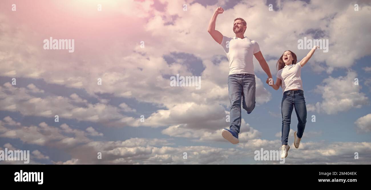 Padre e figlia che saltano nel cielo, banner con spazio copia. Futuro luminoso. Foto Stock