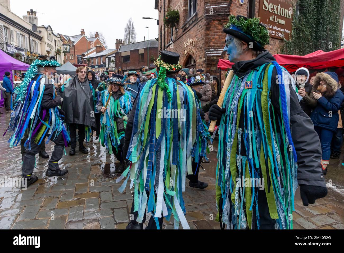 I ballerini Bollin Morris si esibiscono in strada durante la Grand Parade al Lymm Dickensian Christmas Festival Foto Stock