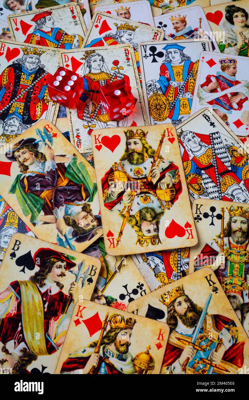 Vecchie carte da gioco e Red dice Still Life Foto Stock