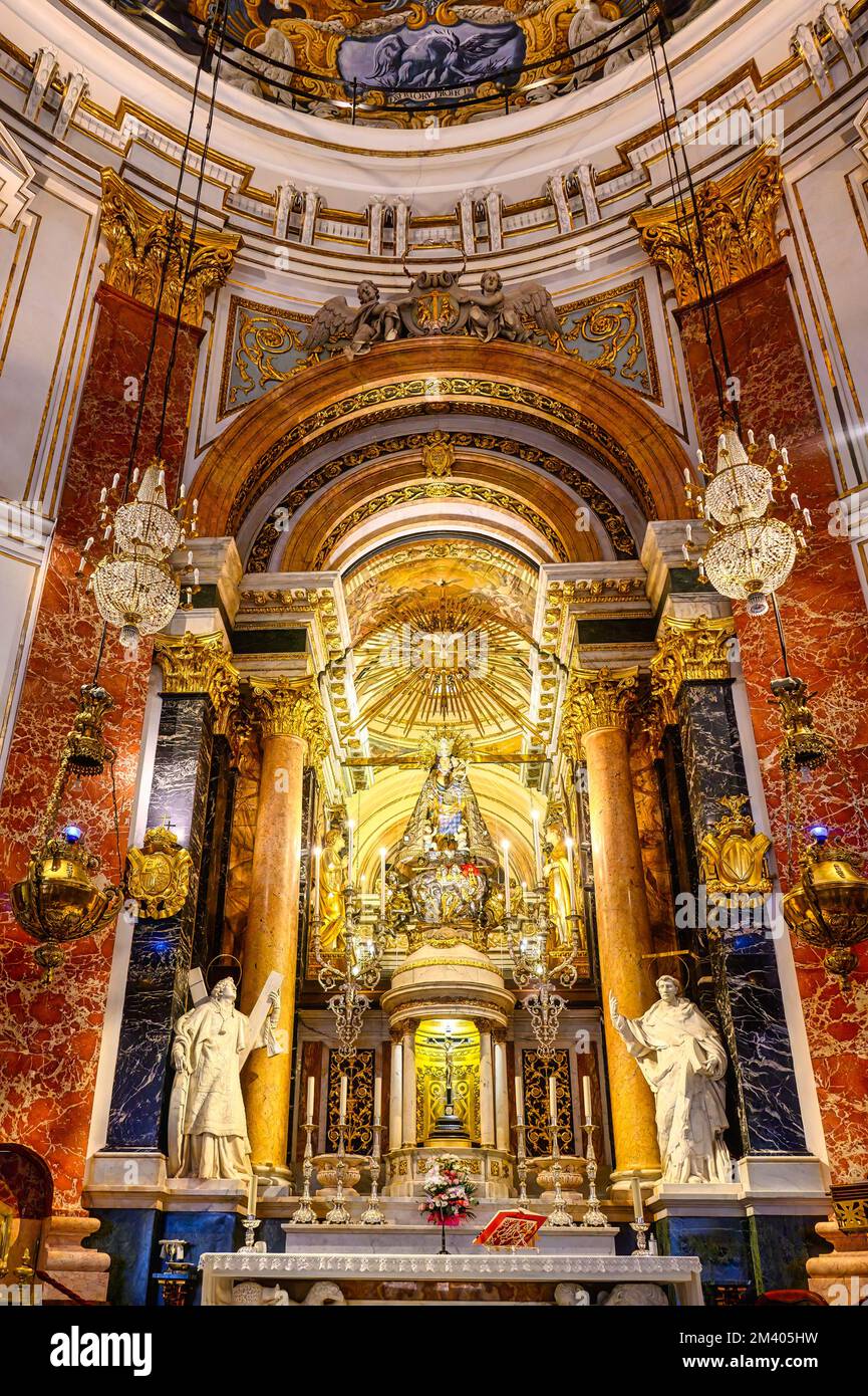 Basilica di nostra Signora dei abbandonati. Sculture religiose del santo nell'altare. Architettura interna e caratteristiche dell'edificio cattolico. Foto Stock