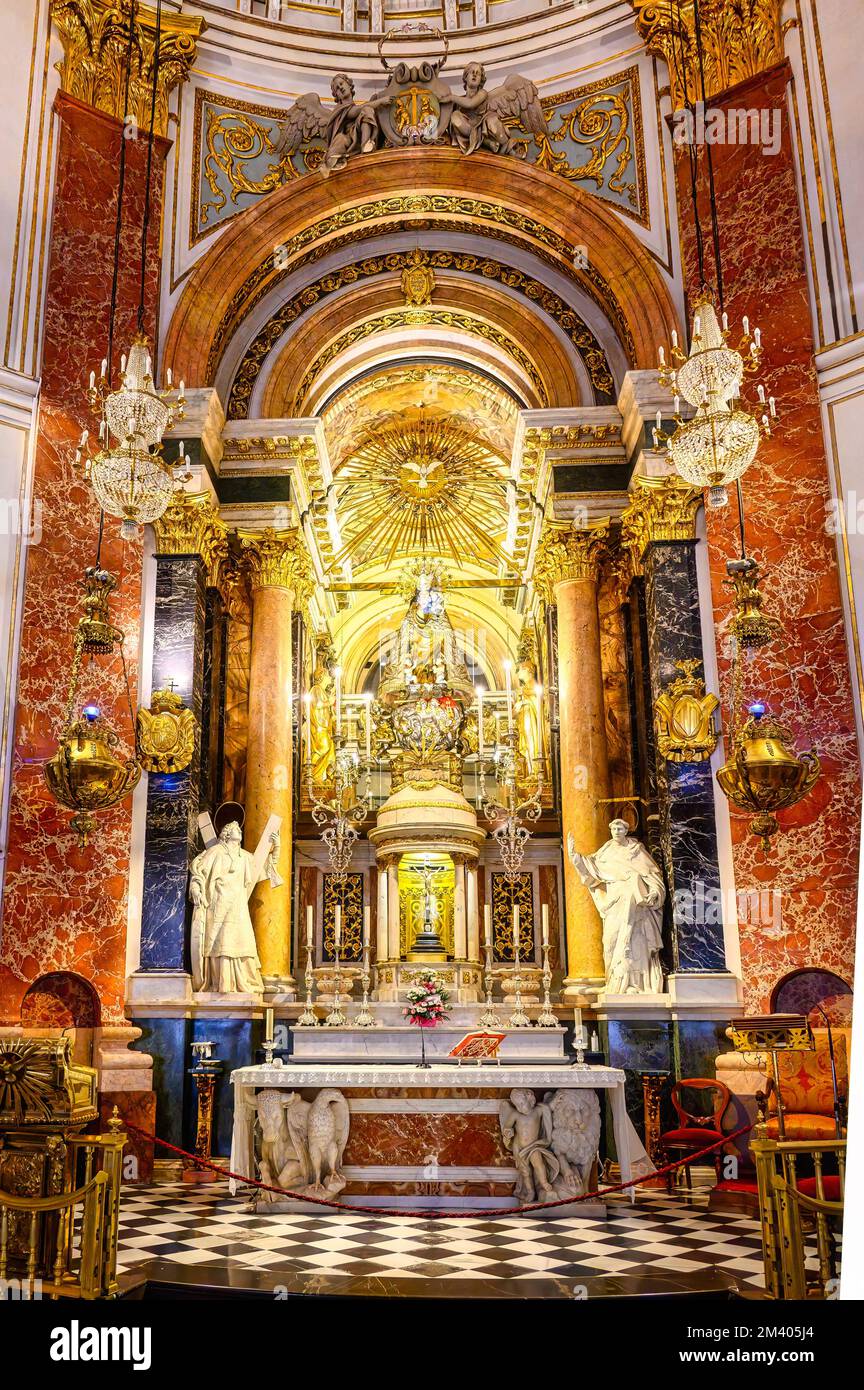 Basilica di nostra Signora dei abbandonati. Sculture religiose del santo nell'altare. Architettura interna e caratteristiche dell'edificio cattolico. Foto Stock