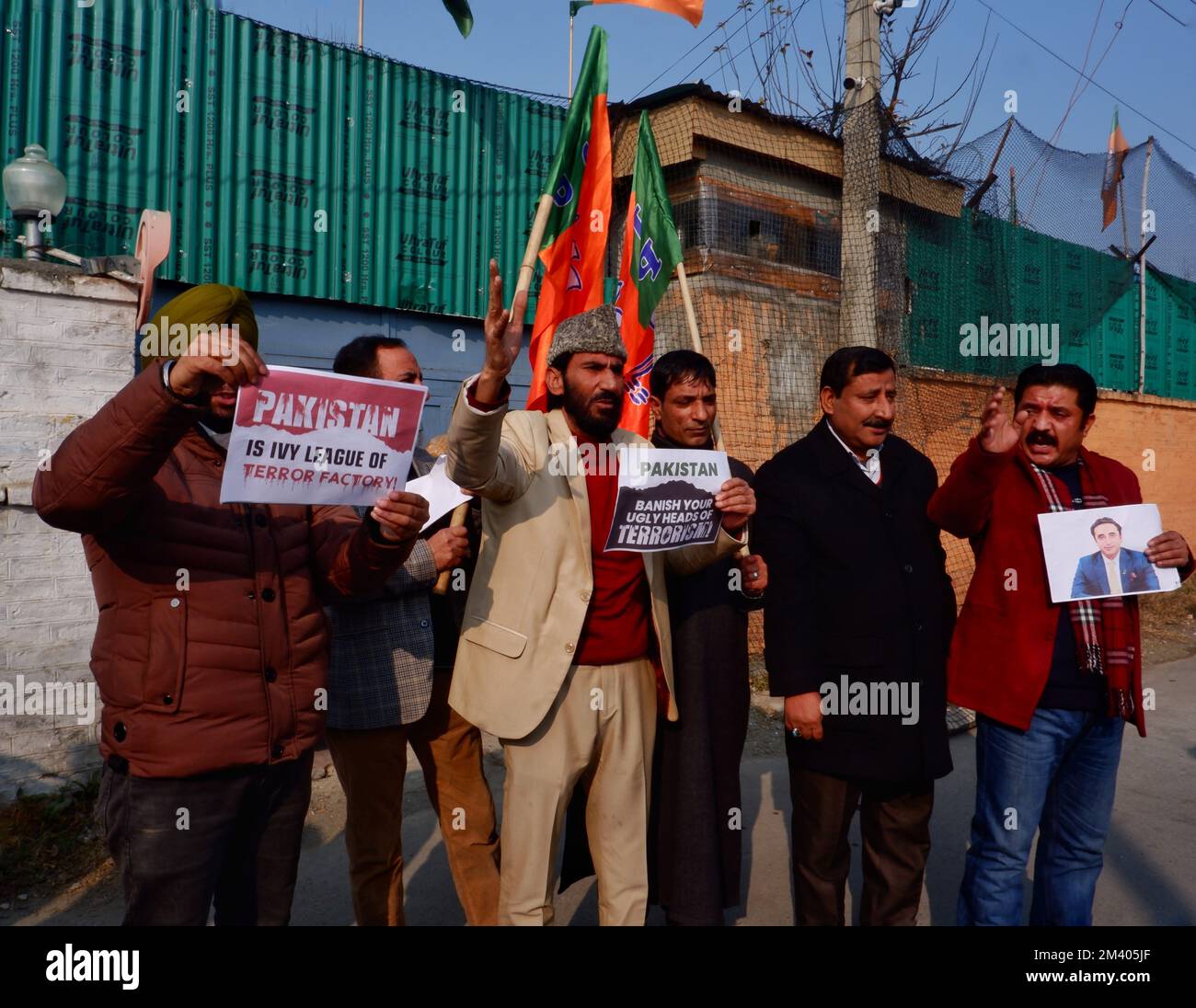 17 dicembre 2022, Srinagar, Jammu e Kashmir, India: Attivisti di Bharatiya Janata Yuva Morcha (BJYM) grida slogan mentre bruciano un'effigia del ministro degli Esteri pakistano Bilawal Bhutto Zardari sulle sue osservazioni contro il primo ministro Narendra modi, durante una manifestazione nella capitale estiva di Srinagar Kashir amministrato indiano. (Credit Image: © MUbashir Hassan/Pacific Press via ZUMA Press Wire) Foto Stock