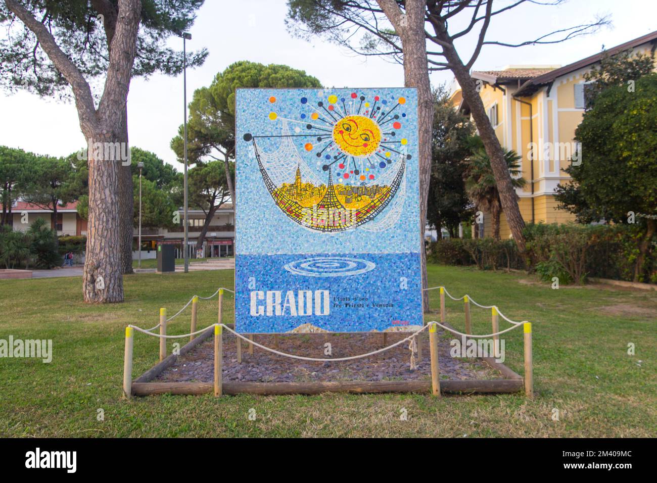 Il simbolo turistico promozionale della città di grado situato sulla spiaggia Foto Stock