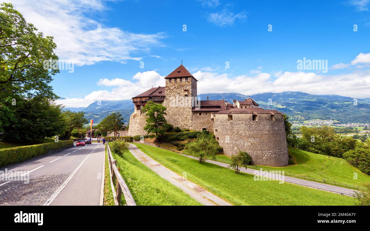 Vaduz castello in Liechtenstein, Europa. Vista panoramica del castello reale di Vaduz, della strada, del cielo e delle Alpi. Scenario di Vaduz vecchia e montagne in estate. Tema di t Foto Stock