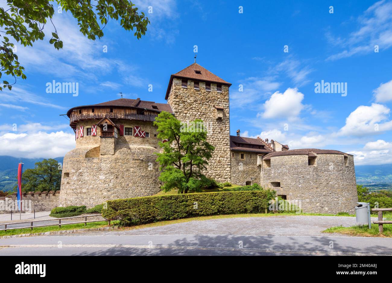 Vaduz castello in Liechtenstein, Europa. Vista panoramica della vecchia residenza reale di Vaduz e del cielo blu. Scenario del castello medievale, punto di riferimento di Vaduz in estate. Foto Stock