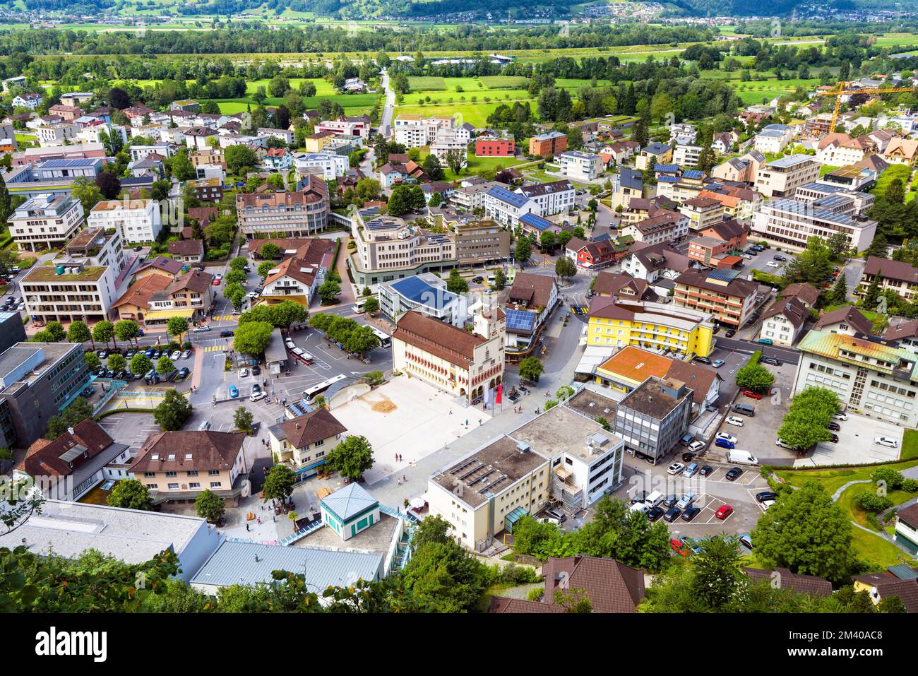 Vaduz veduta aerea, Liechtenstein, Europa. Panorama di edifici e strade della città preso dall'alto, paesaggio urbano del Liechtenstein in estate. Loro Foto Stock