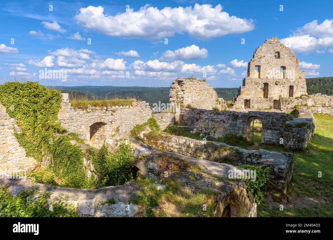 Castello di Hohenurach sulla cima di una montagna, Bad Urach, Germania. Vista panoramica delle vecchie rovine di una casa in pietra ricoperta di edera. Scenario del castello tedesco, attrazioni turistiche Foto Stock