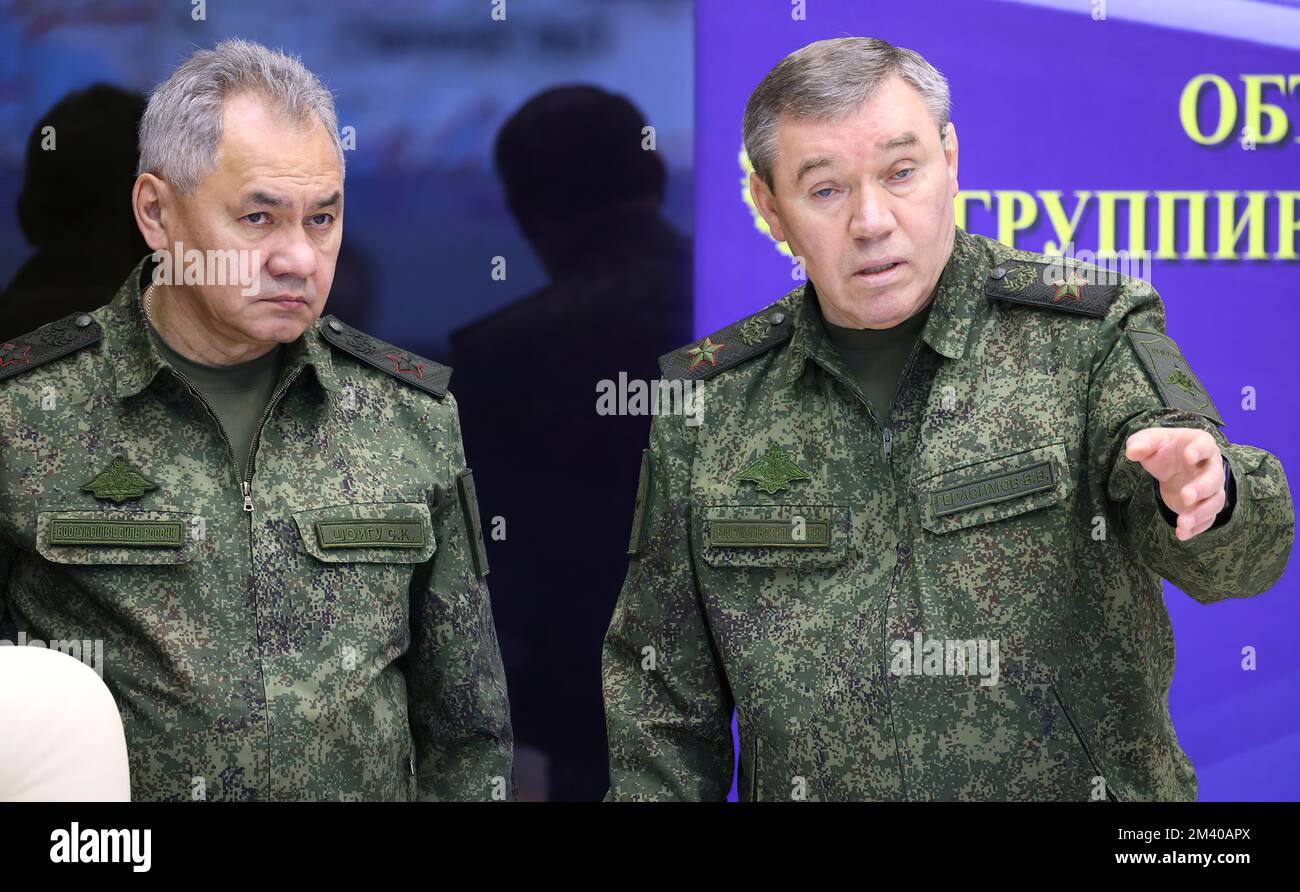 Venerdì 16 dicembre 2022 il presidente russo Vladimir Putin ha trascorso tutta la giornata lavorando allo staff congiunto di rami militari coinvolti nell'operazione militare speciale. Il capo di stato è stato informato sul lavoro del personale congiunto e sui progressi compiuti nell'operazione militare speciale, ha tenuto una riunione generale e incontri separati con i comandanti. Foto Stock