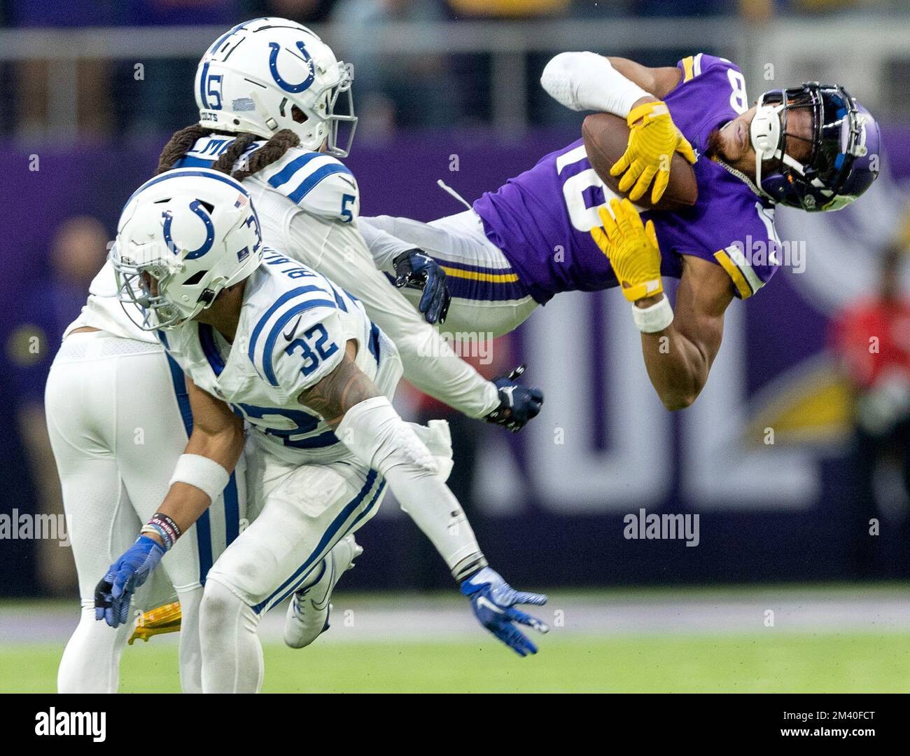 Minneapolis, Stati Uniti. 17th Dec, 2022. Indianapolis Colts difensivo indietro Stephon Gilmore (5) è chiamato per una pena dopo un colpo su Minnesota Vikings ricevitore largo Justin Jefferson (18) nel quarto trimestre a Stati Uniti Bank Stadium Sabato, 17 dicembre 2022, a Minneapolis. (Foto di Carlos Gonzalez/Minneapolis Star Tribune/TNS/Sipa USA) Credit: Sipa USA/Alamy Live News Foto Stock