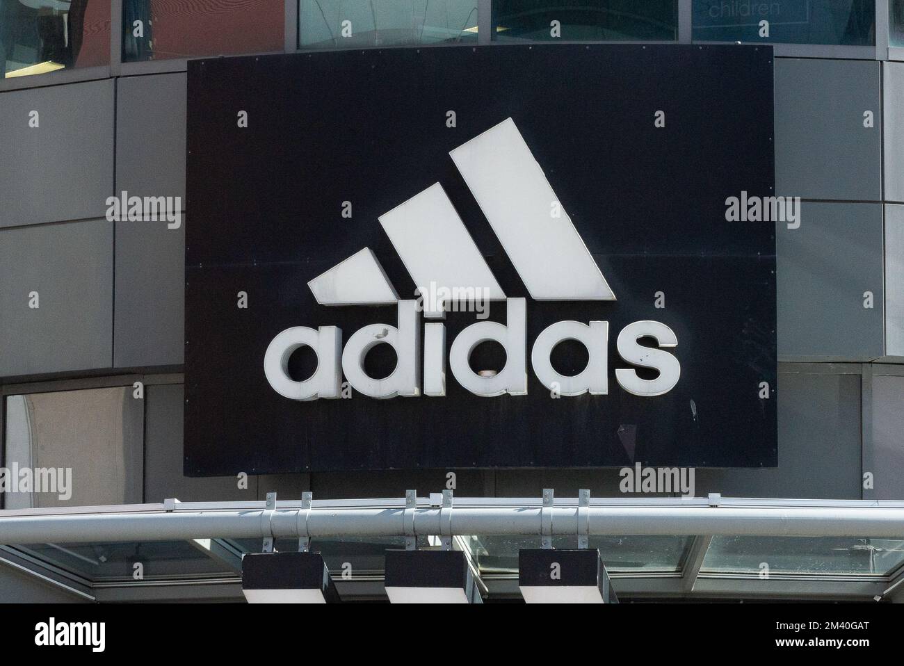 Toronto, ON, Canada – 17 dicembre 2022: Il segno della multinazionale Adidas,  fondata e con sede a Herzogenaurach, Baviera, che desi Foto stock - Alamy