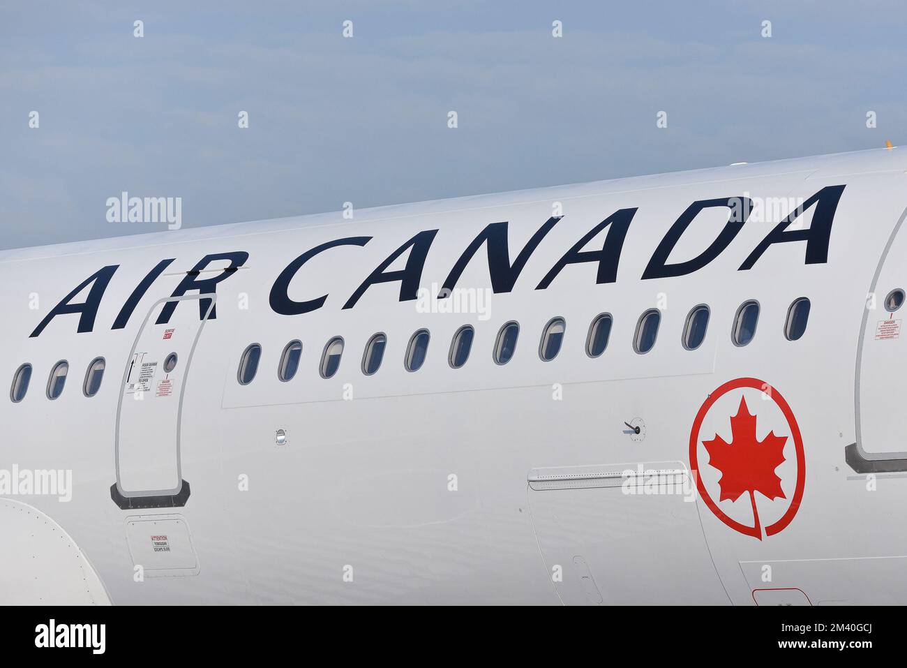 Toronto, ON, Canada – 17 dicembre 2022: Il segno di Air Canada. Air Canada è il vettore di bandiera e la più grande compagnia aerea del Canada per le dimensioni e il pass Foto Stock