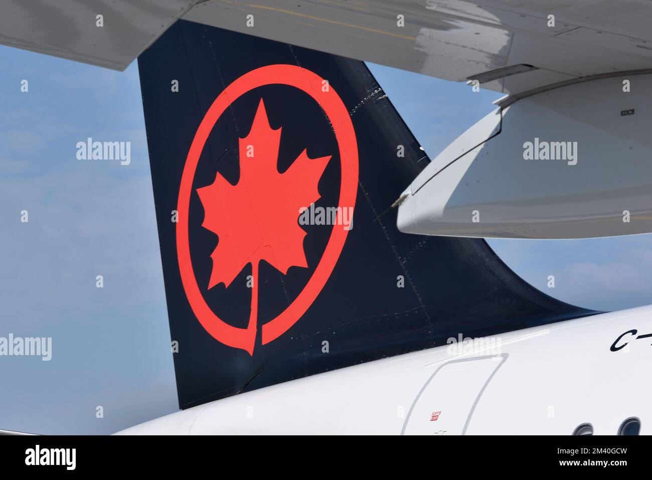 Toronto, ON, Canada – 17 dicembre 2022: Il segno di Air Canada. Air Canada è il vettore di bandiera e la più grande compagnia aerea del Canada per le dimensioni e il pass Foto Stock