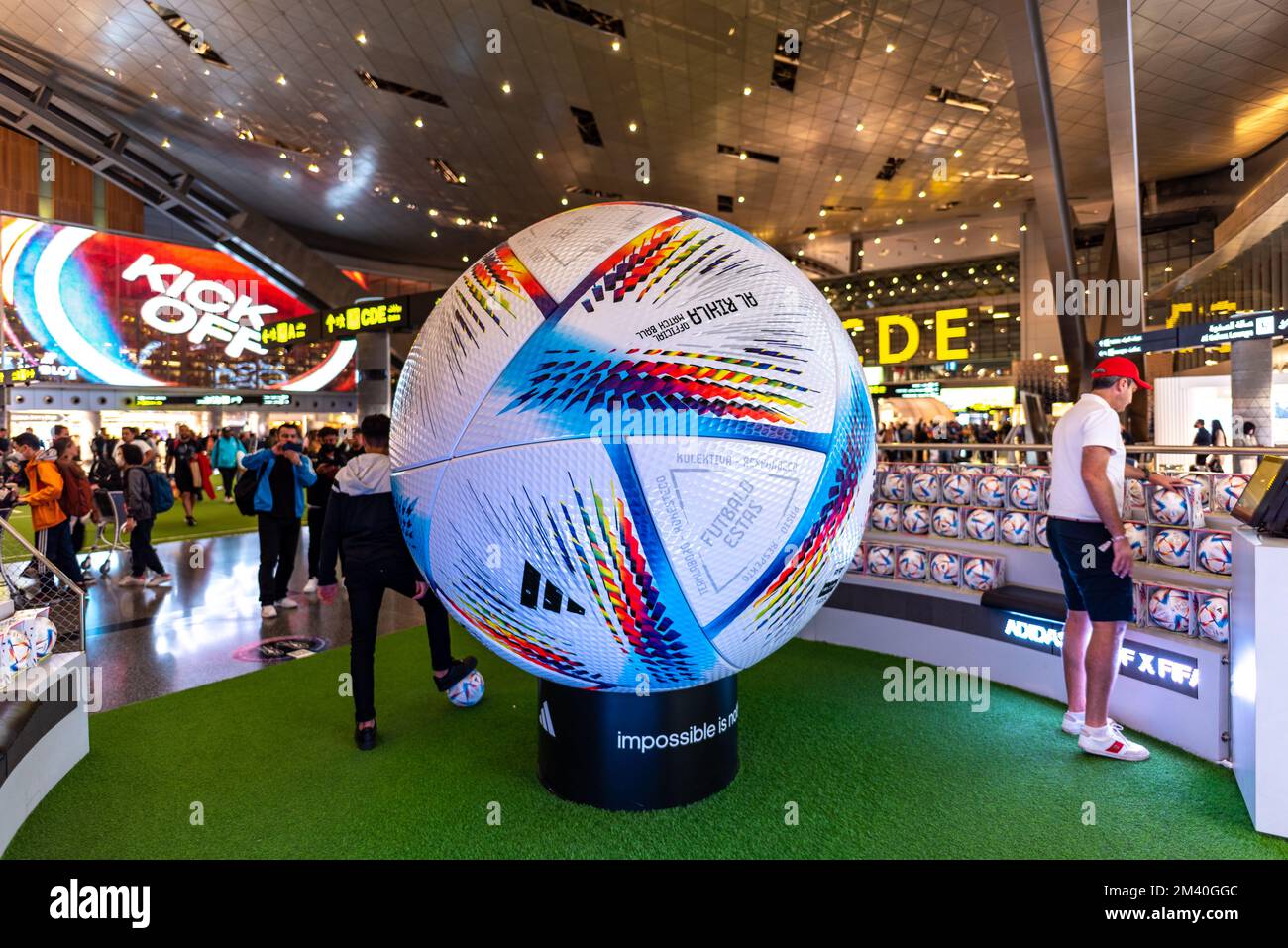 Adidas al Rihla il pallone ufficiale della Coppa del mondo FIFA 2022 in Qatar, presentato il 3 dicembre presso l'aeroporto internazionale di Hamad a Doha, in Qatar Foto Stock