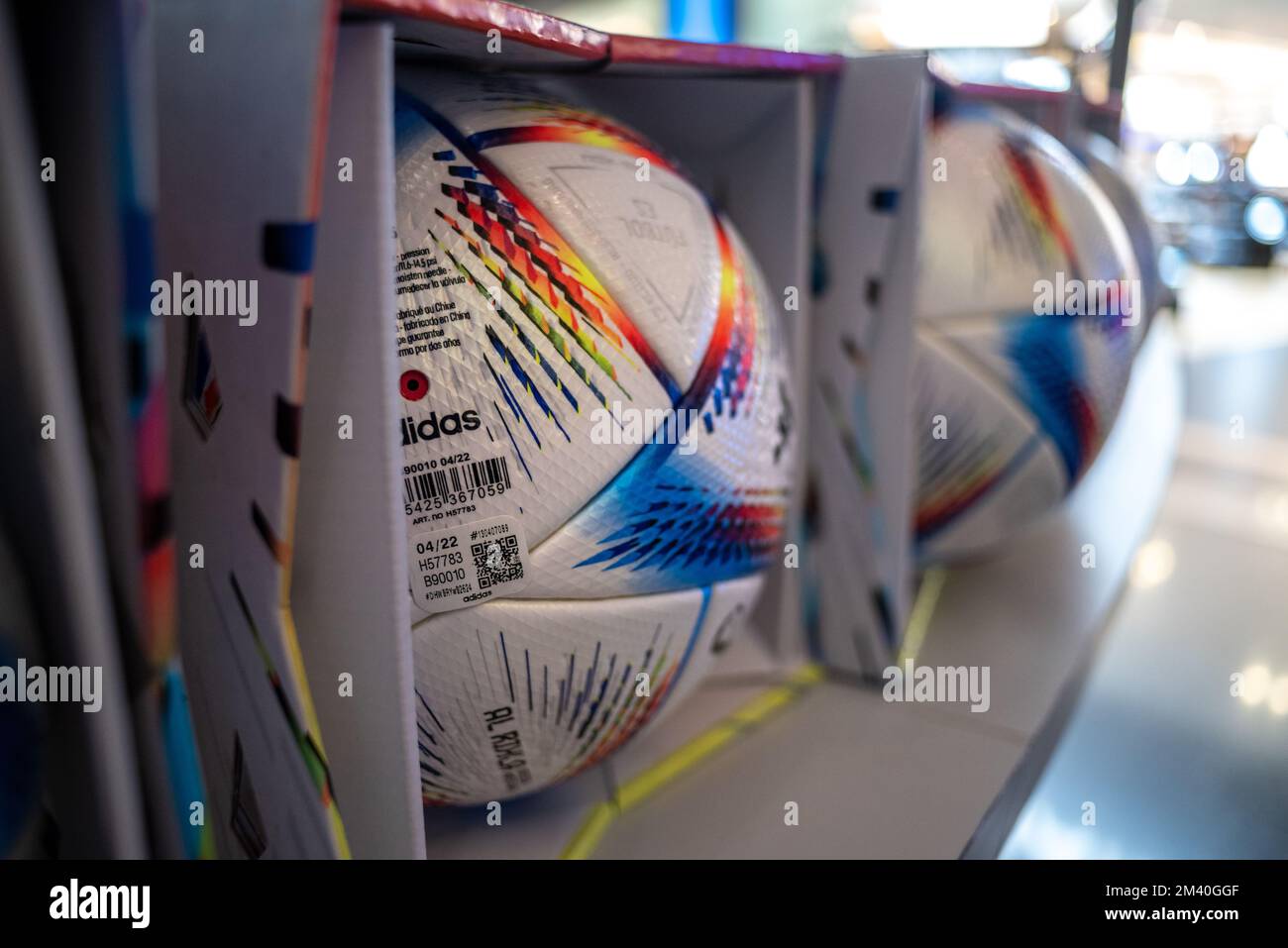 Adidas al Rihla il pallone ufficiale della Coppa del mondo FIFA 2022 in Qatar, presentato il 3 dicembre presso l'aeroporto internazionale di Hamad a Doha, in Qatar Foto Stock