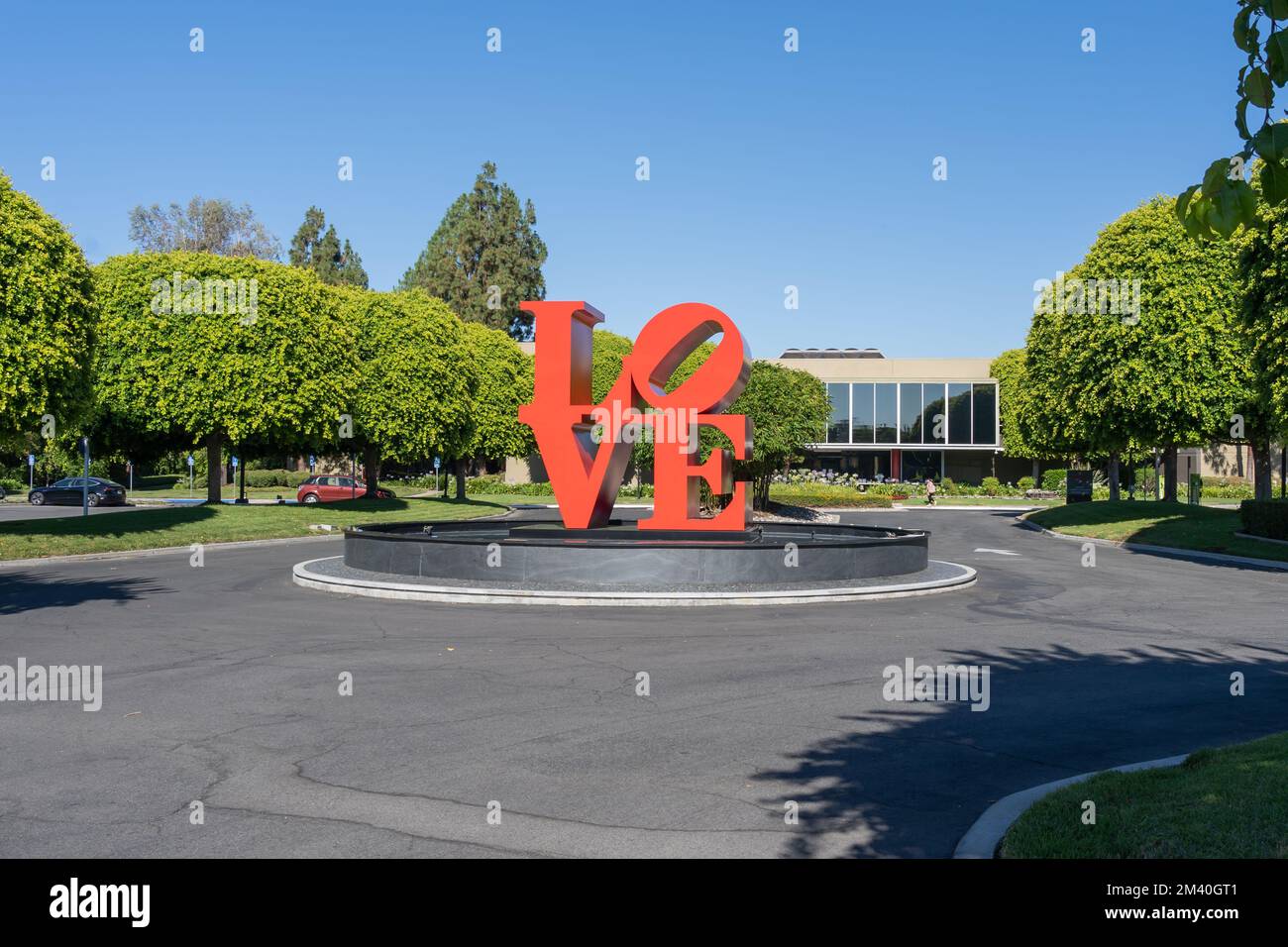 Robert Indiana's LOVE Sculpture di fronte alla sede centrale del Panda Restaurant Group a Pasadena, CALIFORNIA, USA Foto Stock