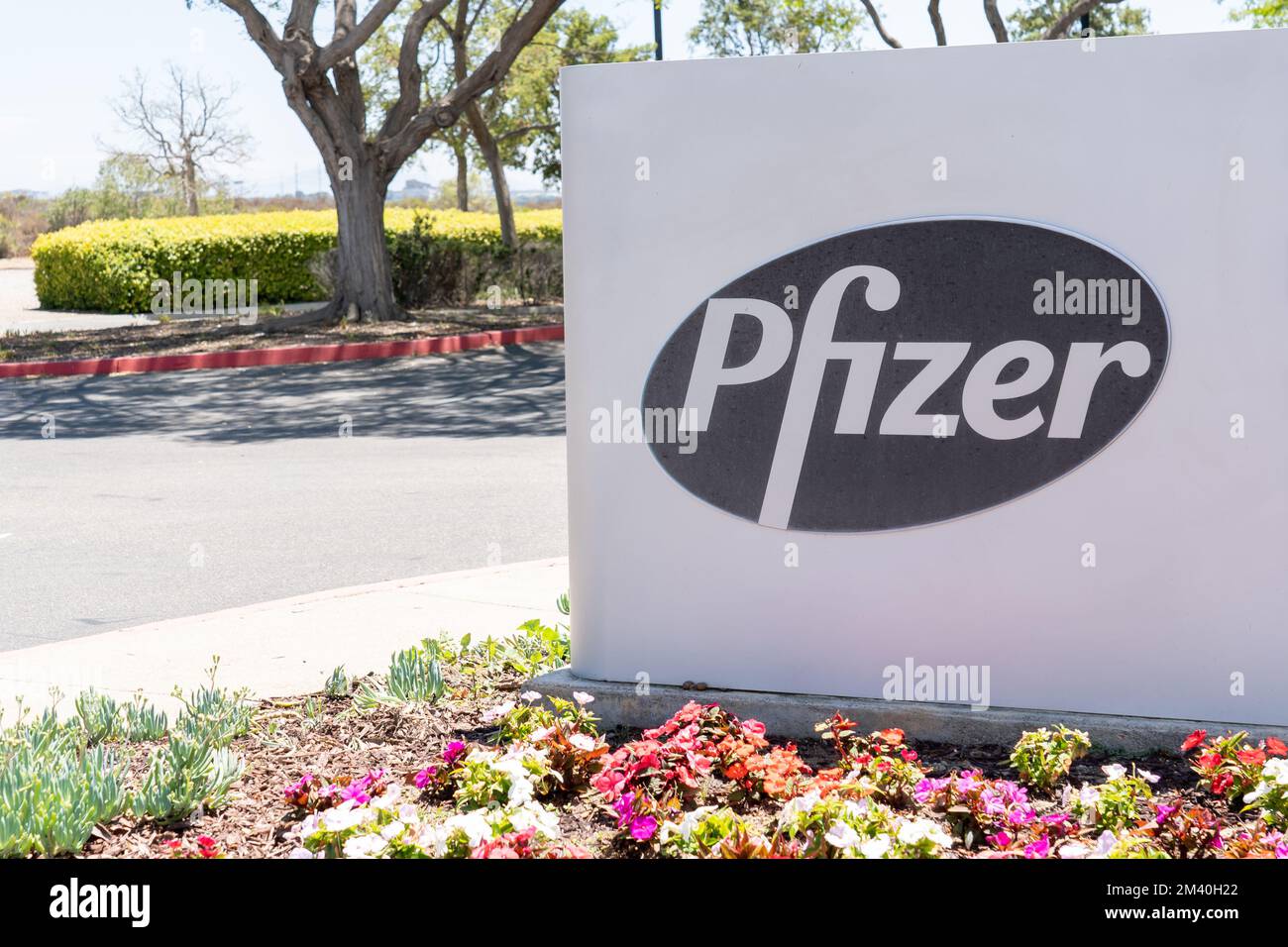 La Jolla, CA, USA - 9 luglio 2022: Primo piano dell'insegna Pfizer presso il campus Pfizer la Jolla a la Jolla, CA, USA. Foto Stock