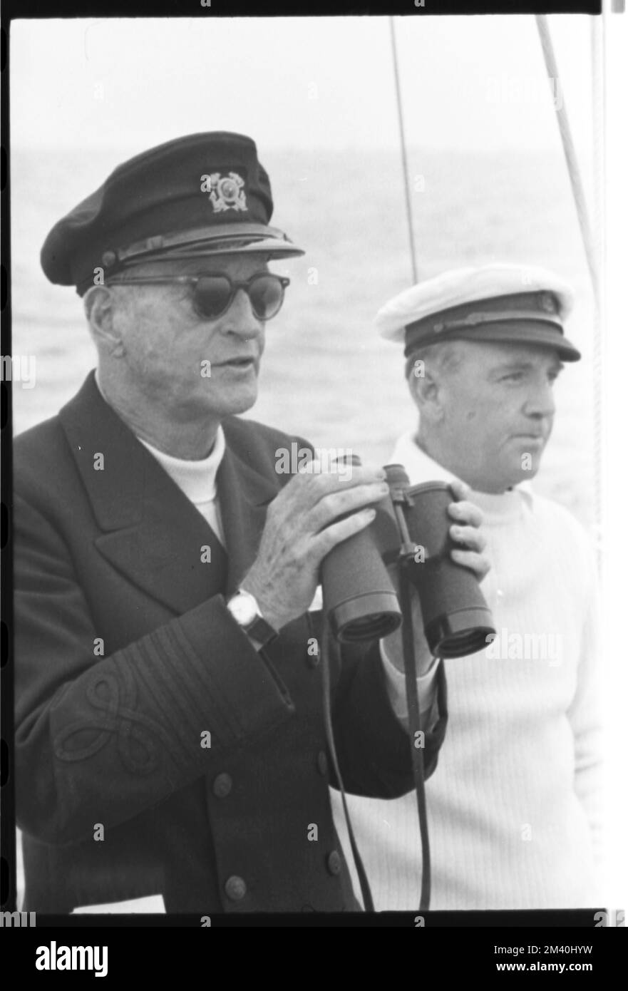 Harold Stirling Vanderbilt indossa una berlina da marinaio, reggendo un binocolo, con un altro uomo in barca, toni Frissell, Antoinette Frissell Bacon, Antoinette Frissell Foto Stock