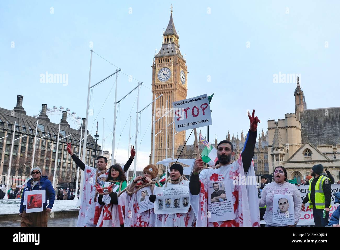 Londra, Regno Unito. 17th dicembre 2022. I manifestanti si sono riuniti a Westminster per evidenziare la situazione in Iran dopo che due esecuzioni sono state eseguite dal governo clericale, con altre due persone a rischio imminente. Secondo Amnesty International, altri 25 hanno ricevuto condanne a morte dopo essere stati accusati e condannati per reati connessi alla protesta pubblica. Si stima che 18.000 sono stati arrestati dopo la morte di una giovane iraniana-curda Mahsa Amini tre mesi fa in custodia della polizia ha scatenato una protesta di massa. Credit: Undicesima ora di Fotografia/Alamy Live News Foto Stock