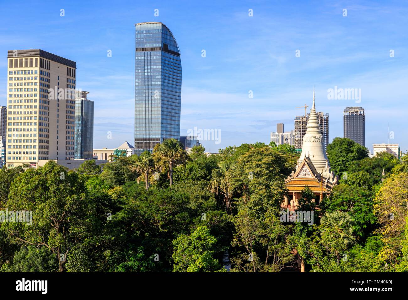 Wat Phnom o Wat Phnom Donpeen è un tempio buddista Khmer Thereavada a Phnom Penh. Cambogia. E 'anche considerato il centro di Phnom Penh . Foto Stock