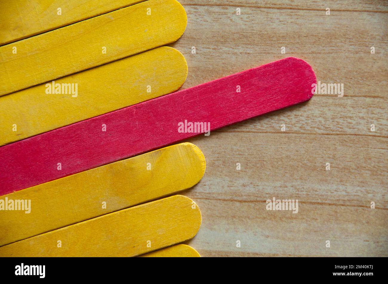 Vista dall'alto di bastoni di legno colorati con spazio personalizzabile per il testo. Concetto di spazio di copia e sfondo a colori. Foto Stock