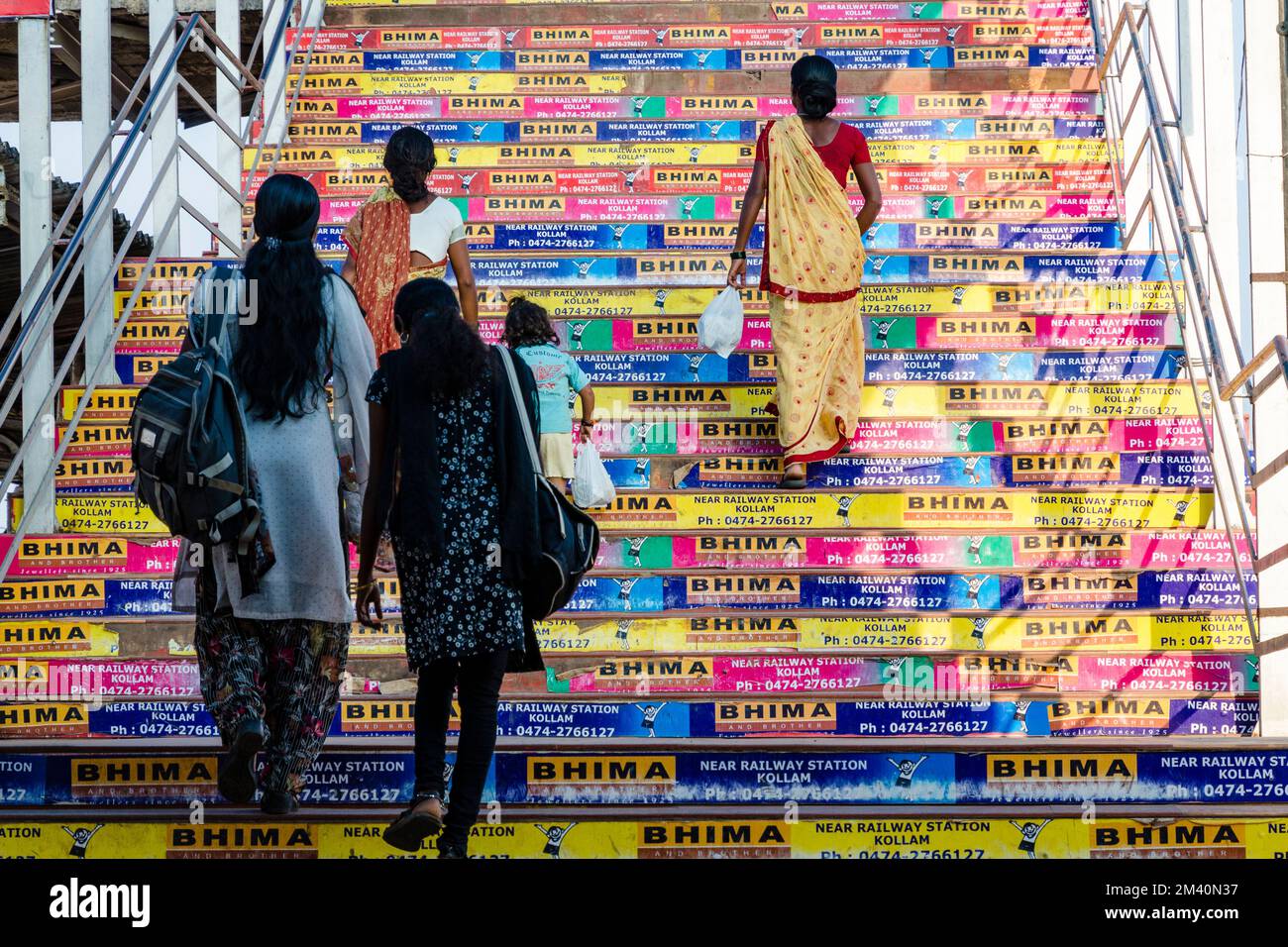 Scala piena di spot pubblicitari alla stazione ferroviaria di Kollam Foto Stock