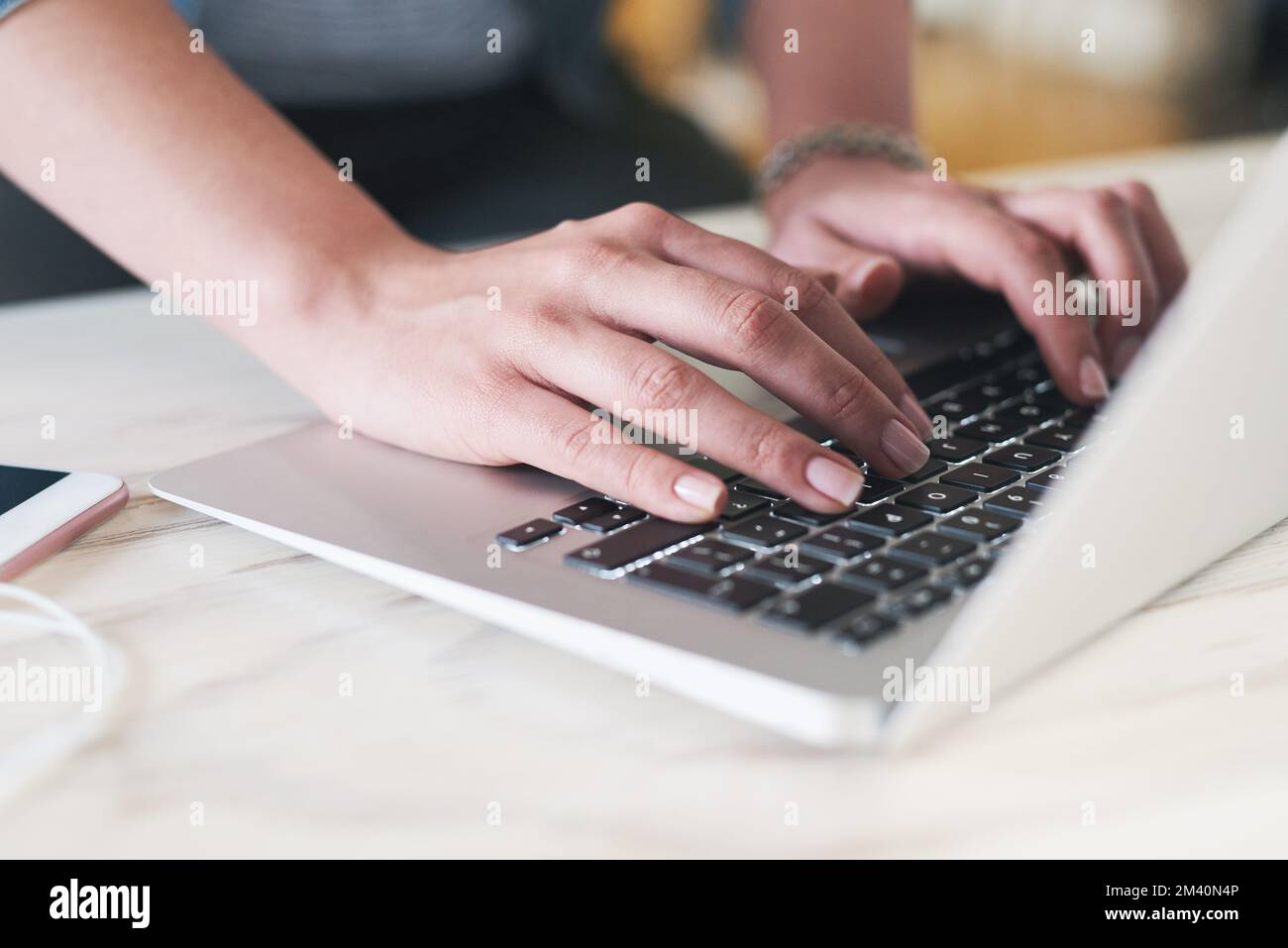 Carta assente, Non c’è problema. una donna d'affari che utilizza un computer portatile alla sua scrivania in un ufficio moderno. Foto Stock