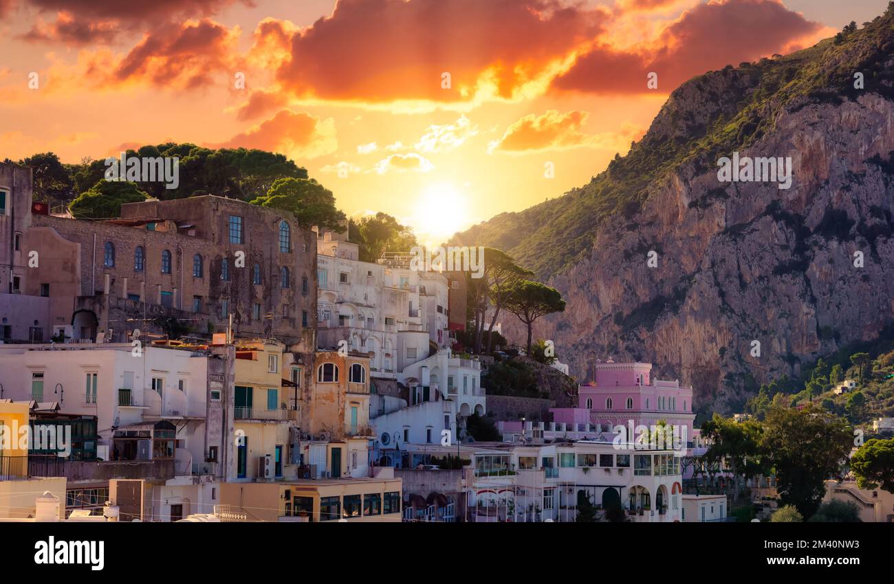 Città e Marina. Isola di Capri nel Golfo di Napoli. Foto Stock