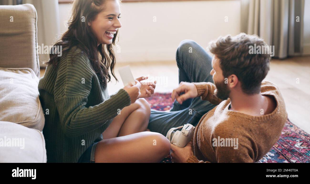 Crea ricordi anche con i momenti più semplici. una giovane coppia felice  che scatta le foto l'una dell'altra con una macchina fotografica a casa  Foto stock - Alamy