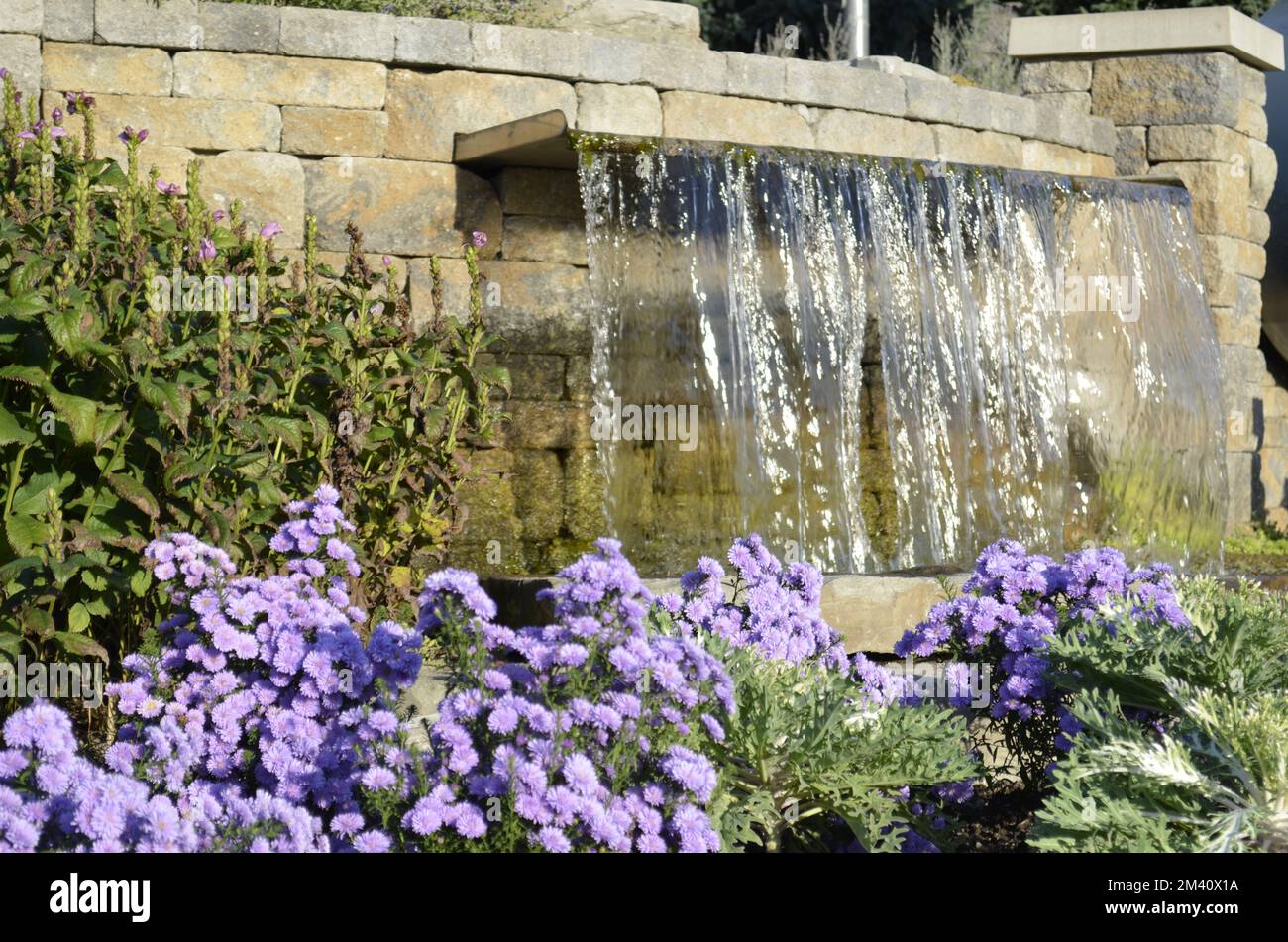 Cascata muro nel parco nel sole estivo Foto Stock