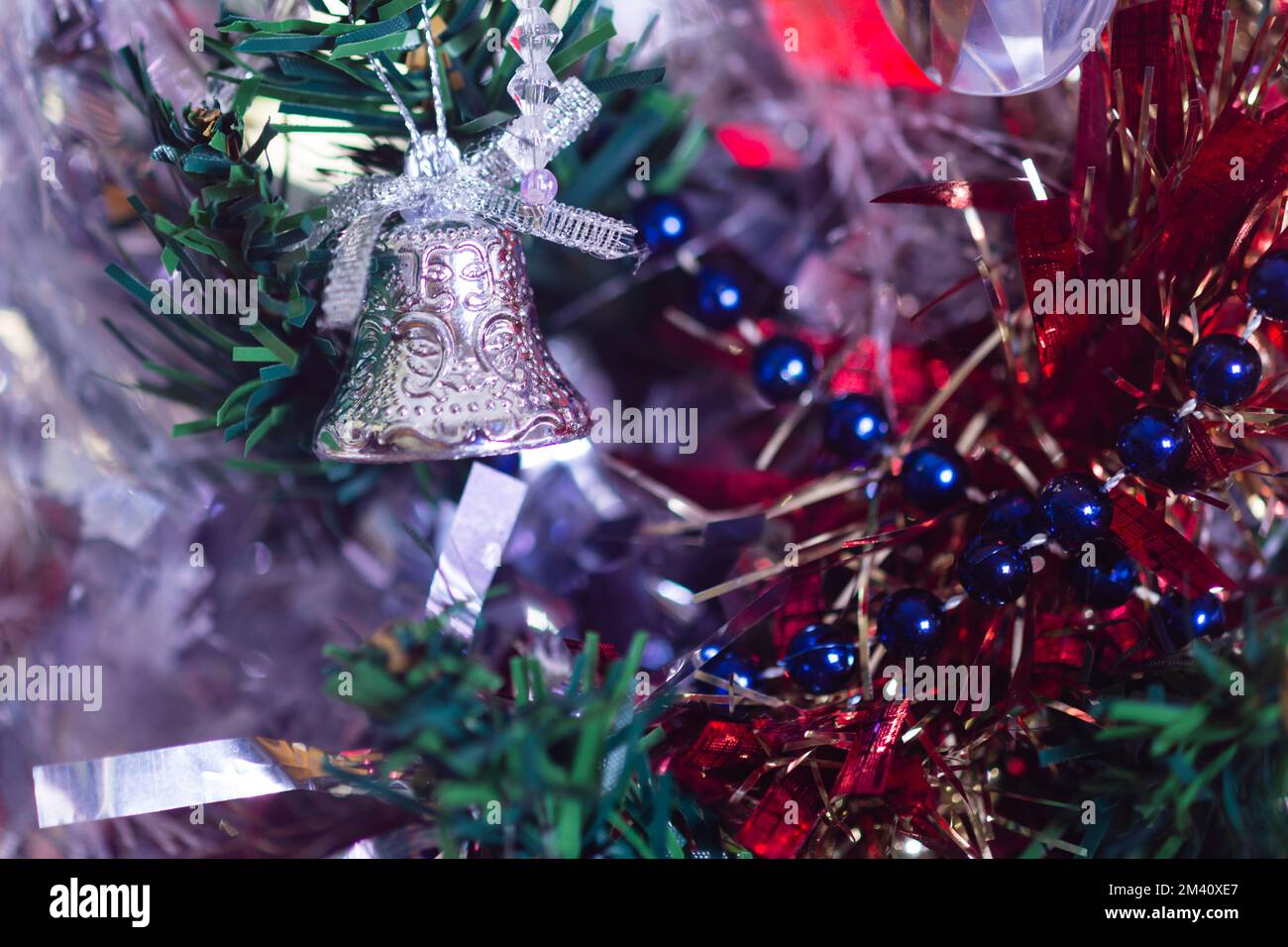 Decorazioni di Natale fai da te fatte a mano su un albero, macro shot primo piano Foto Stock