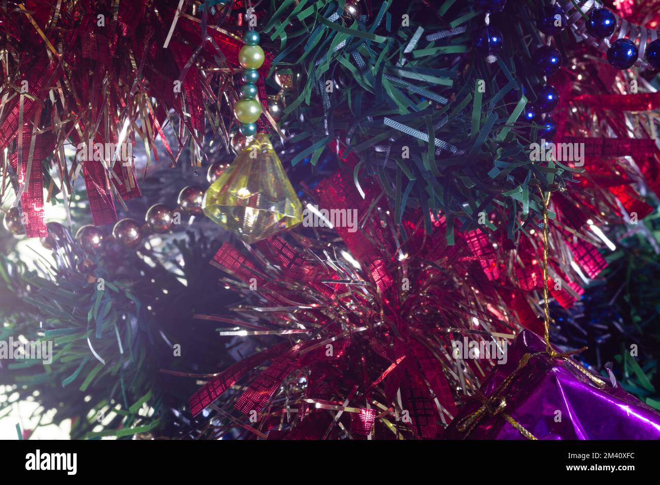 Decorazioni di Natale fai da te fatte a mano su un albero, macro shot primo piano Foto Stock