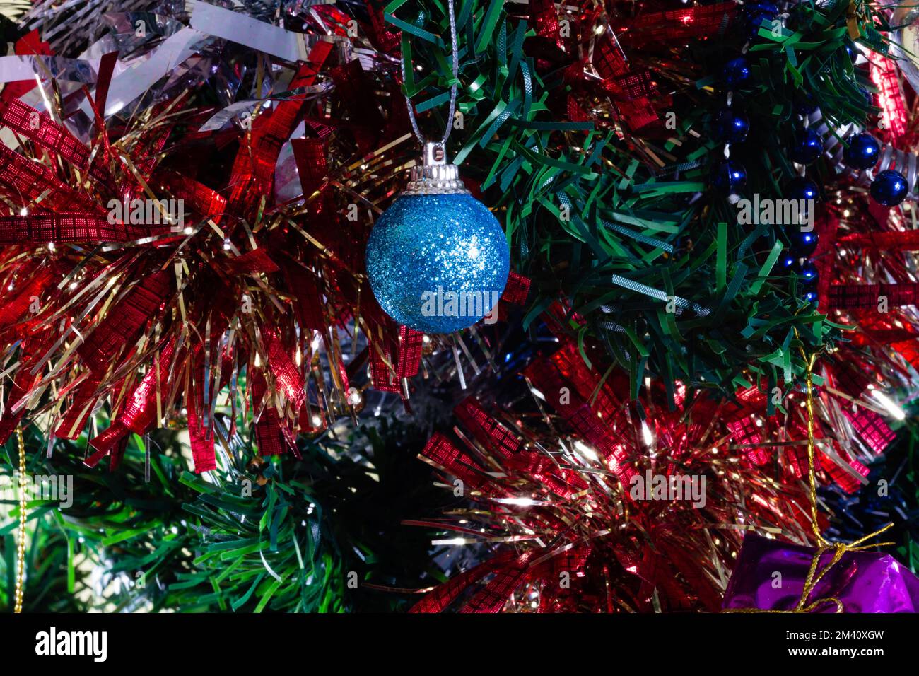Decorazioni di Natale su un albero, macro shot primo piano Foto Stock