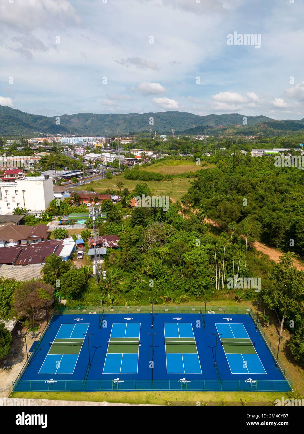 Phuket, Thailandia - 13 dicembre 2022: Punto di vista aereo drone di un campo da pickleball a Phuket, Thailandia. Foto Stock