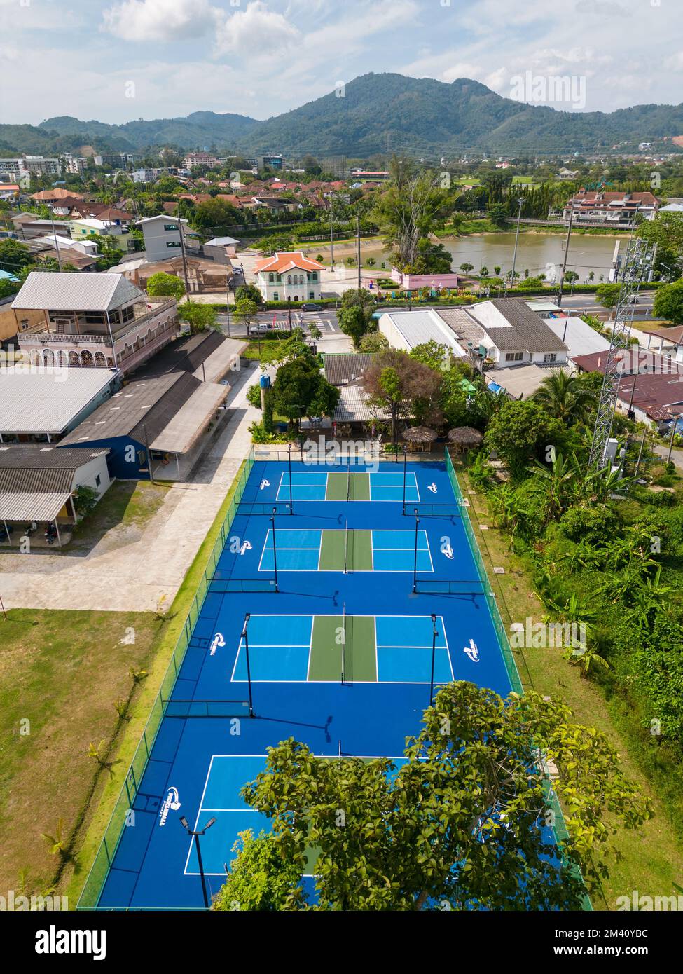 Phuket, Thailandia - 13 dicembre 2022: Punto di vista aereo drone di un campo da pickleball a Phuket, Thailandia. Foto Stock