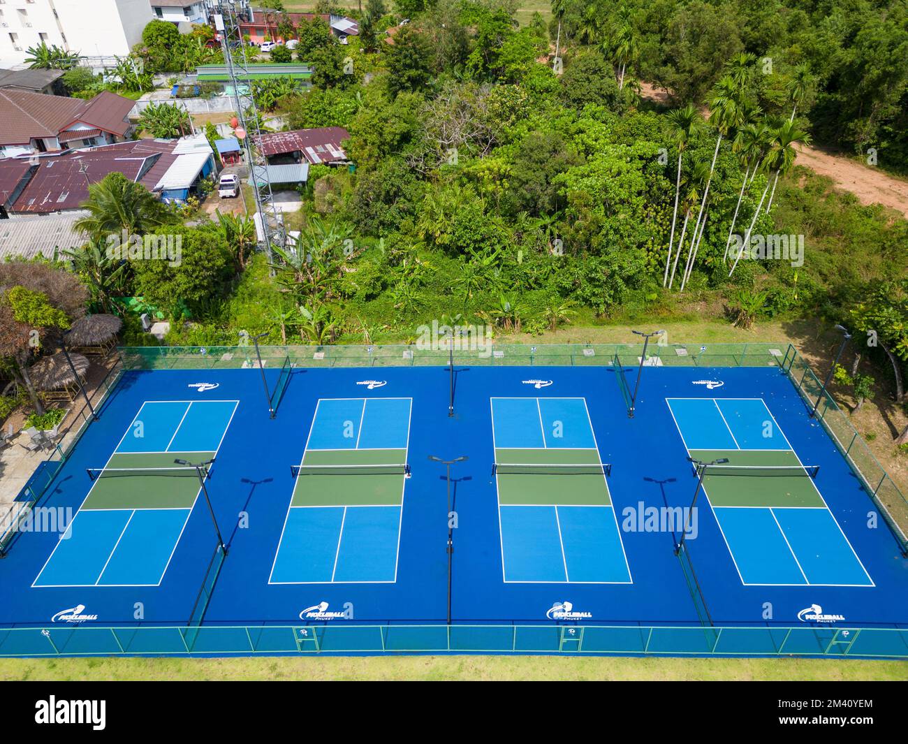 Phuket, Thailandia - 13 dicembre 2022: Punto di vista aereo drone di un campo da pickleball a Phuket, Thailandia. Foto Stock