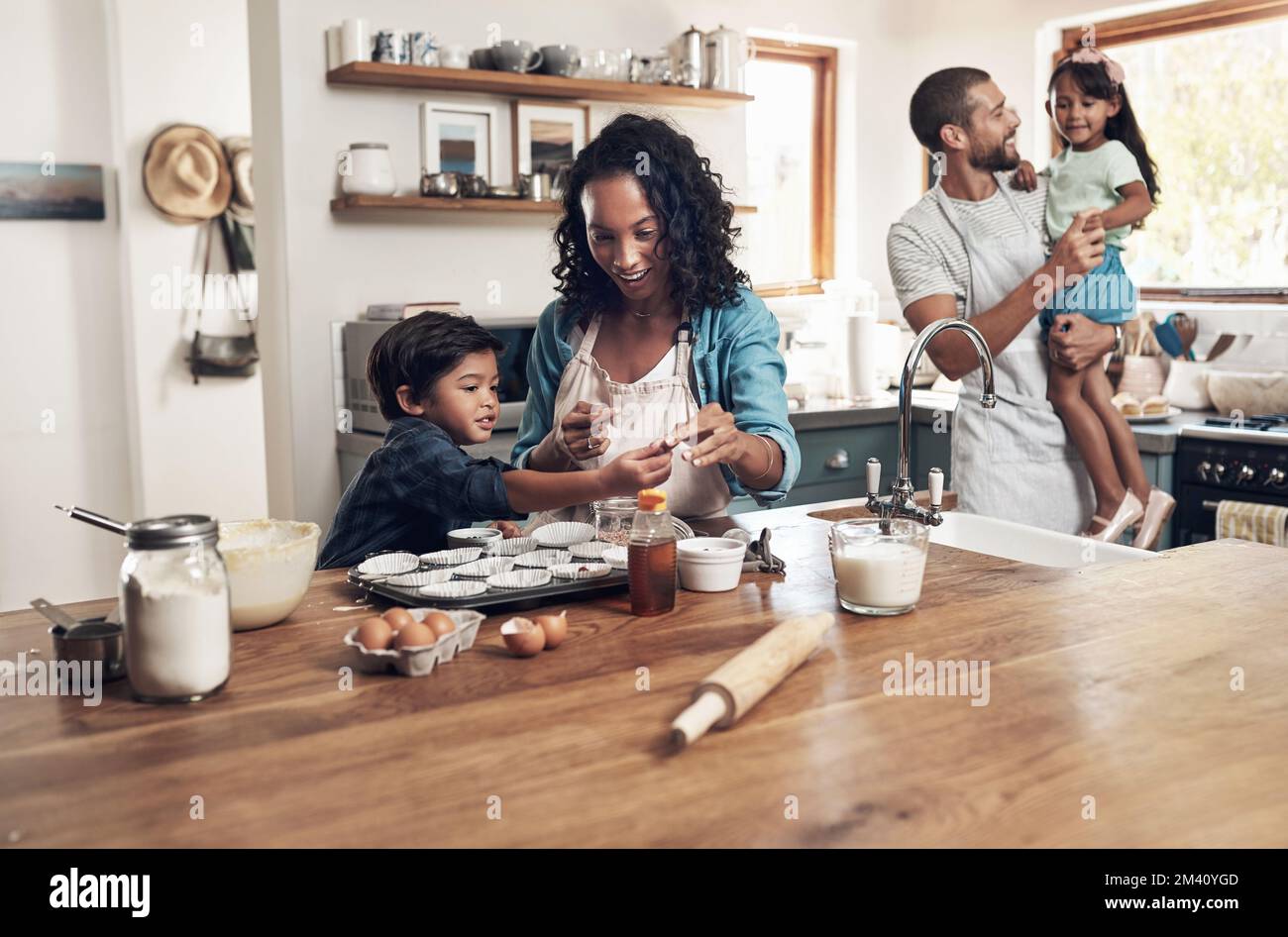 Una famiglia disfunzionale è qualsiasi famiglia con più di una persona in esso. una giovane coppia che cuoce a casa con i due figli. Foto Stock