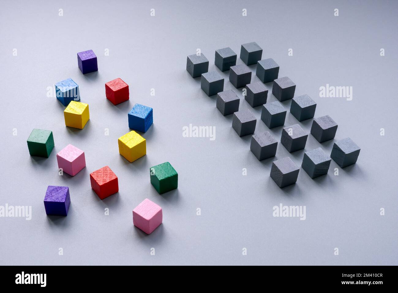 Linee di cubi grigi e colorate. Il concetto di inclusione. Foto Stock