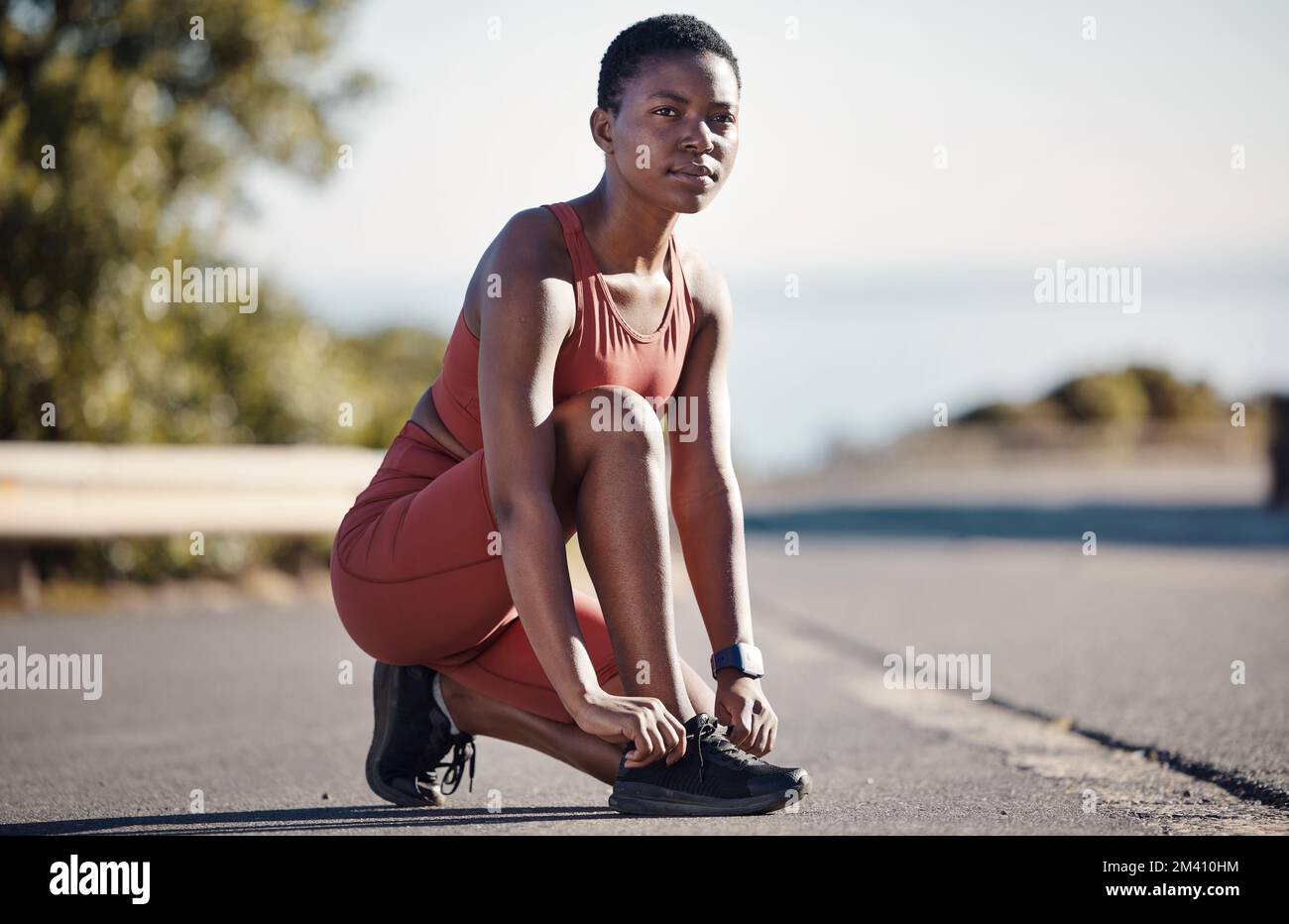 Scarpe in pizzo, fitness e donna nera in strada per allenarsi, correre e benessere in Nigeria. Scarpe da runner, atleta sportiva e ragazza con cravatta per Foto Stock