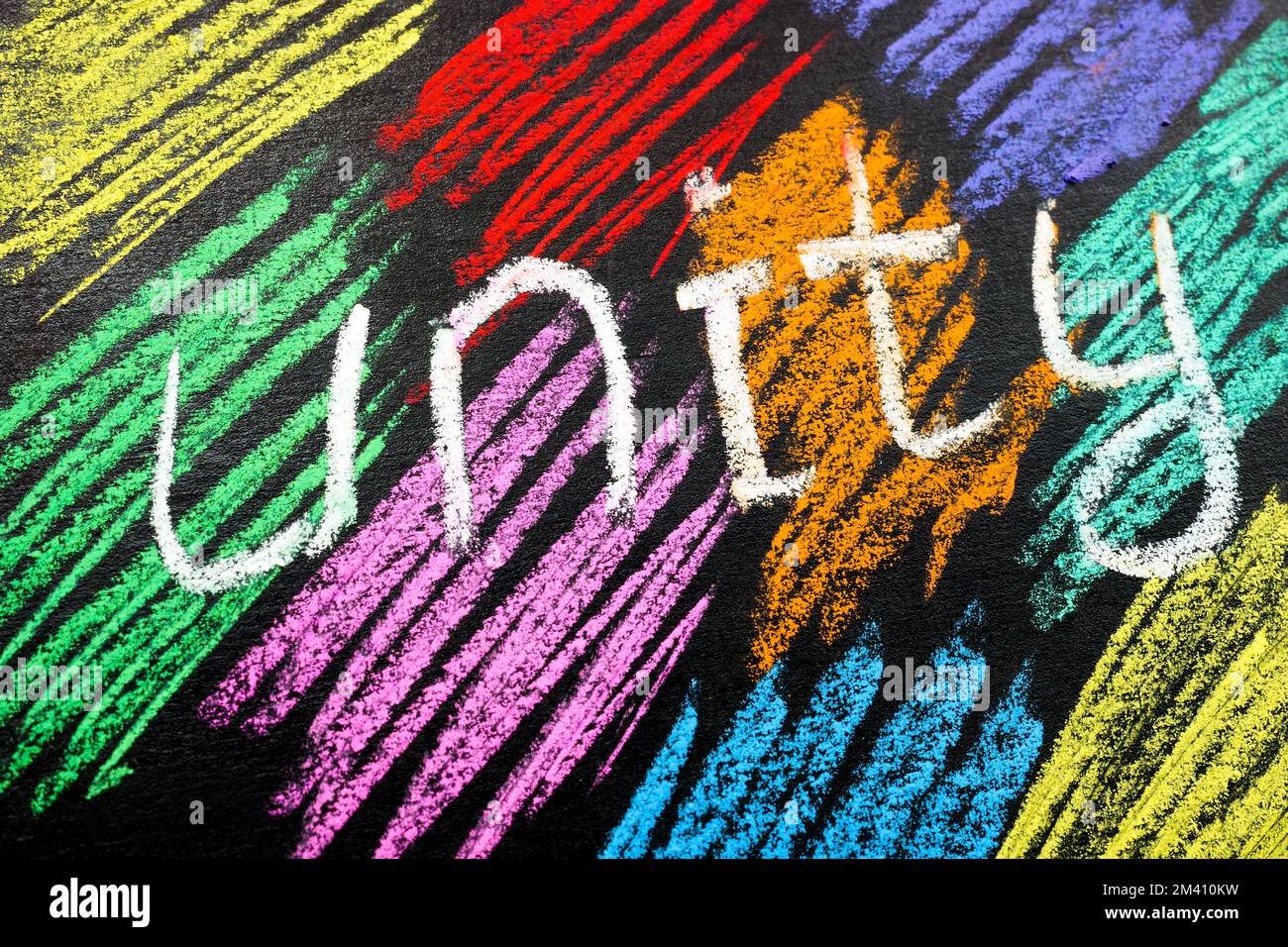 Strisce colorate disegnate con pastelli e un'iscrizione Unity. Foto Stock