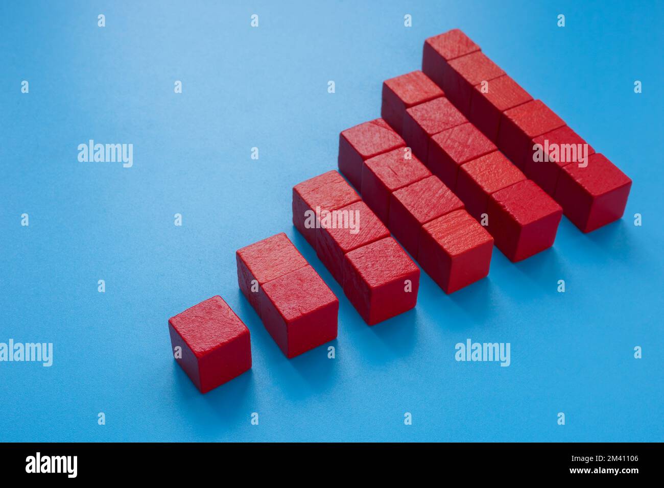 Una piramide a cubetti rossi. Concetto di scalabilità. Foto Stock