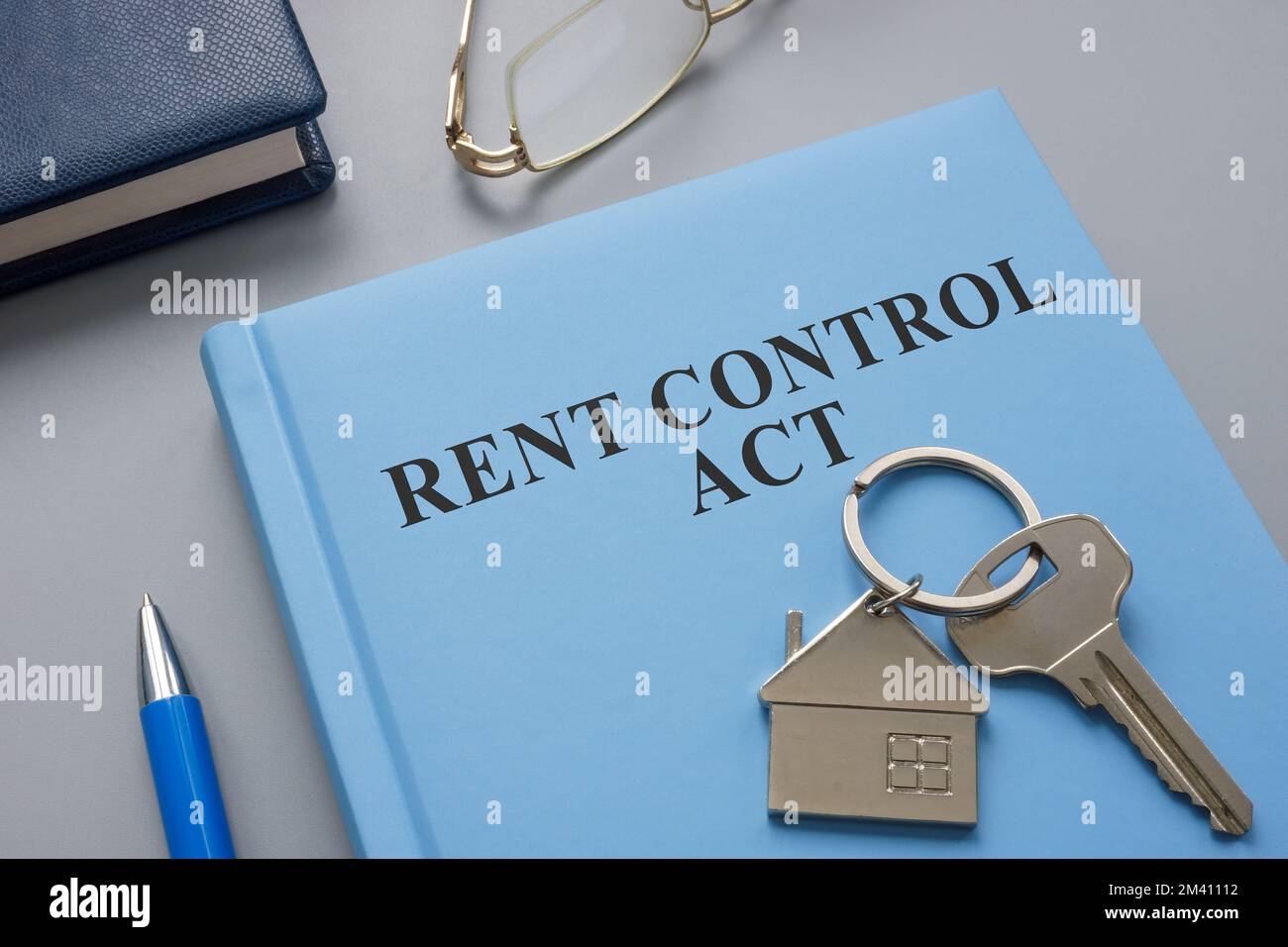 Rent Control Act e chiave metallica su di esso. Foto Stock