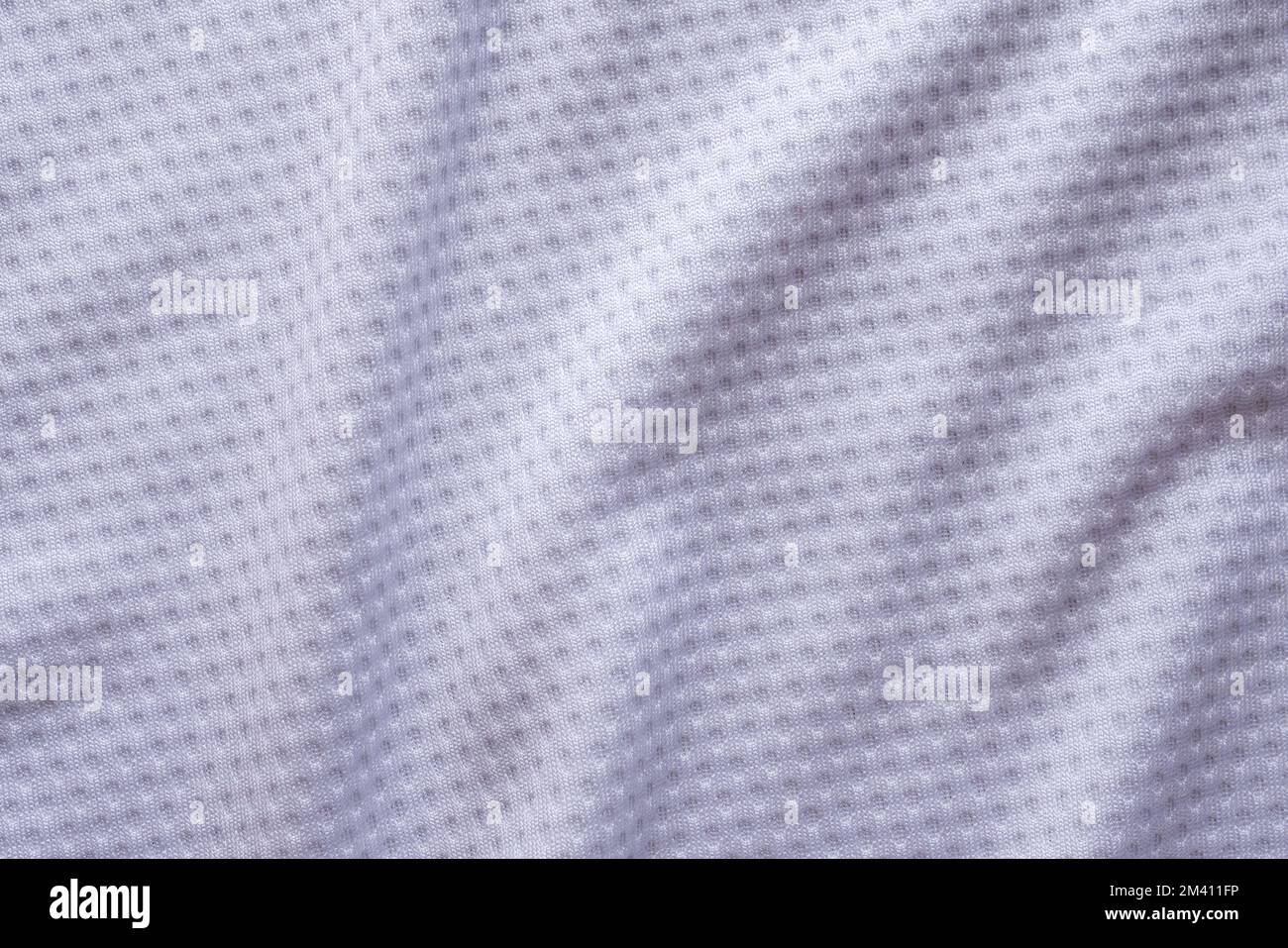 Maglia da calcio bianca in tessuto sportivo con sfondo a maglia d'aria Foto Stock