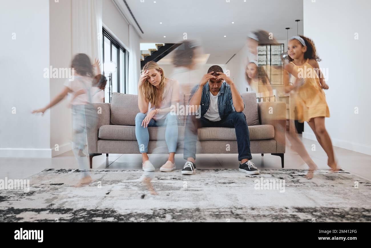 Stress, mal di testa e genitori e bambini in funzione in casa o casa di famiglia con ADHD, salute mentale o iper-attiva energia. Madre, padre Foto Stock