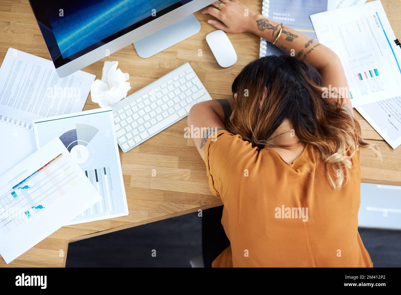 Sono così sfinito. una giovane donna d'affari attraente addormentata alla sua scrivania mentre al lavoro durante il giorno. Foto Stock