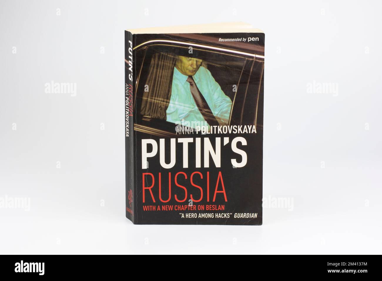 Nova Bana, Slovacchia - 15 dicembre 2022 : copertina del libro di 'la Russia di Putin' scritta da Anna Politkovskaya. Foto Stock