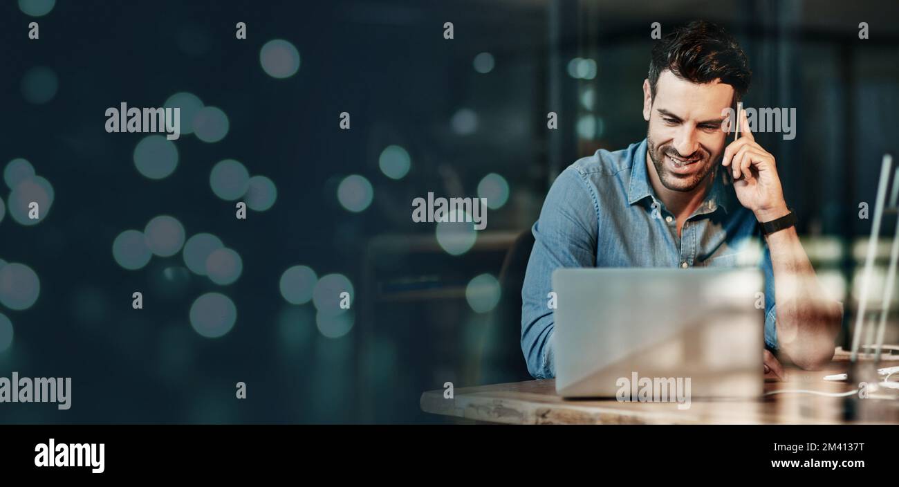Telefono, finanza e uomo d'affari con un laptop per il networking, la connessione e il branding dell'azienda con spazio mockup. Banner, pianificazione e dipendente Foto Stock